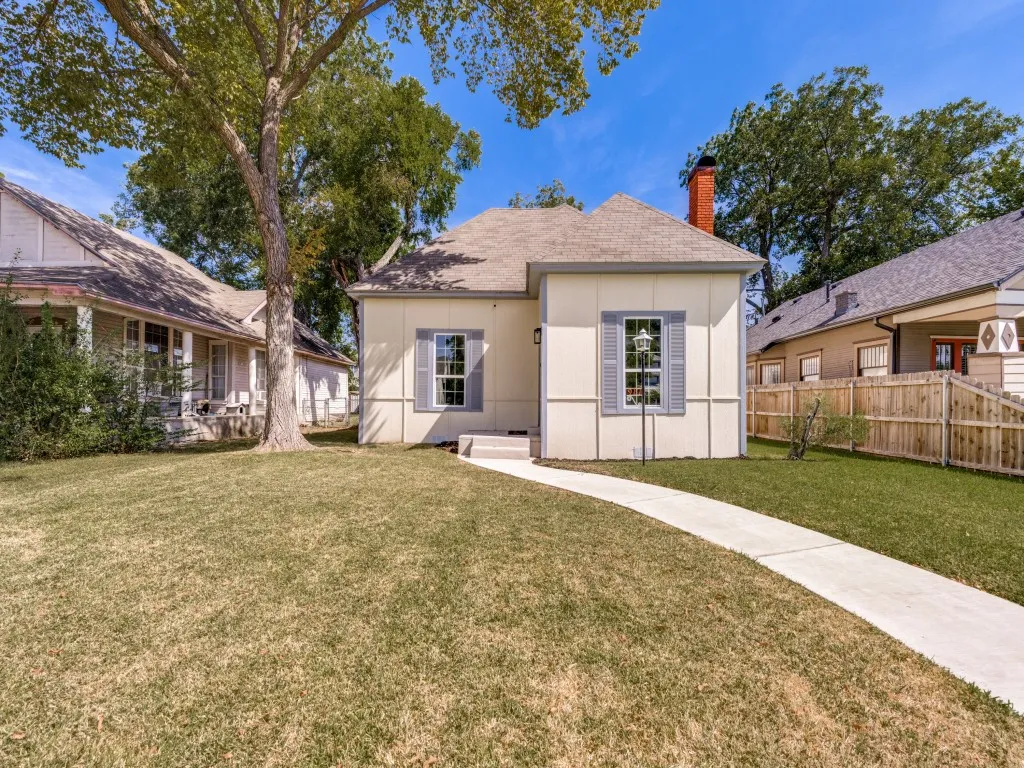 Single Family Residence For Rent in Grayson County , 917 W Sears Street, Denison, Texas 75020, 3 Bedroom, 1 Bathroom, Garage spaces, 1,197 Sqft, built in 1880, mls#21397501, Real Estate Agent in Denison, Homes For Rent in Grayson county, Homes For Rent in Denison, Realtor in Denison Texas, Real Estate Brokerage Independent Realty Texas, Luminita Cordes Realtor
