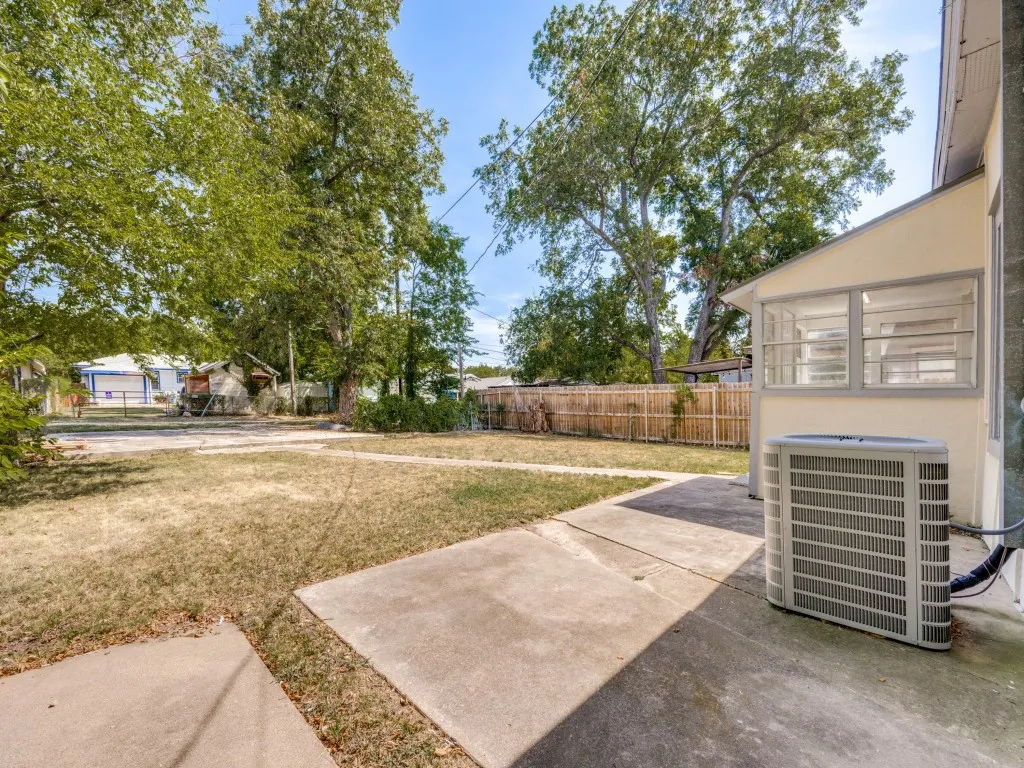 Single Family Residence For Rent in Grayson County , 917 W Sears Street, Denison, Texas 75020, 3 Bedroom, 1 Bathroom, Garage spaces, 1,197 Sqft, built in 1880, mls#21397501, Real Estate Agent in Denison, Homes For Rent in Grayson county, Homes For Rent in Denison, Realtor in Denison Texas, Real Estate Brokerage Independent Realty Texas, Luminita Cordes Realtor