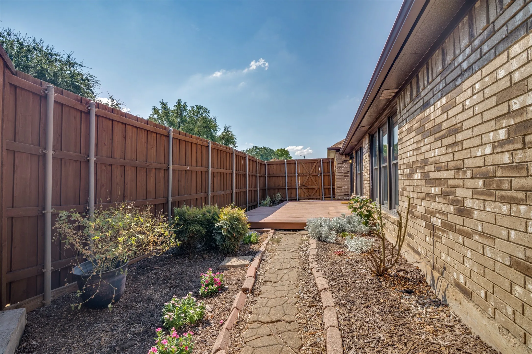 Single Family Residence For Sale in Collin County , 3801 Suffolk Lane, Plano, Texas 75023, 3 Bedroom, 2 Bathroom, 2 Garage spaces, 1,604 Sqft, built in 1988, mls#21397508, Real Estate Agent in Plano, Homes For Sale in Collin county, Homes For Sale in Plano, Realtor in Plano Texas, Real Estate Brokerage Independent Realty Texas, Luminita Cordes Realtor