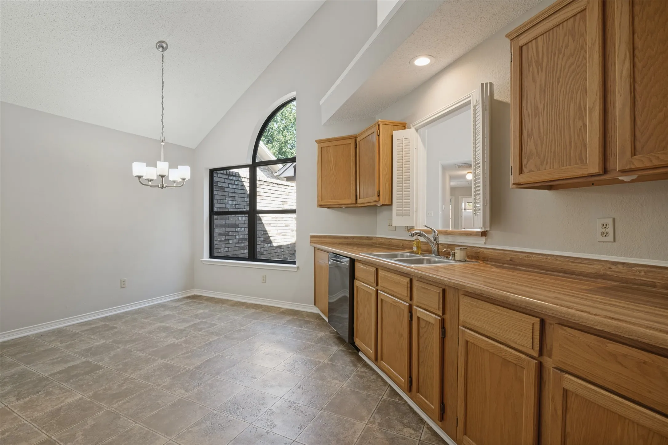 Single Family Residence For Sale in Collin County , 3801 Suffolk Lane, Plano, Texas 75023, 3 Bedroom, 2 Bathroom, 2 Garage spaces, 1,604 Sqft, built in 1988, mls#21397508, Real Estate Agent in Plano, Homes For Sale in Collin county, Homes For Sale in Plano, Realtor in Plano Texas, Real Estate Brokerage Independent Realty Texas, Luminita Cordes Realtor