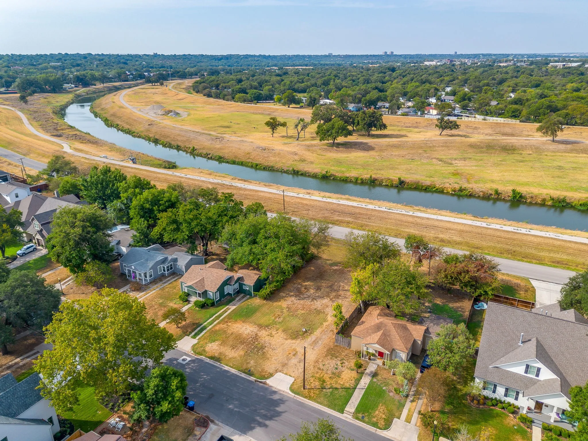 Improved Land For Sale in Tarrant County , 825 Edgefield Road, Fort Worth, Texas 76107, 0, 0, Garage spaces, 0 Sqft, built in 1942, mls#21393797, Real Estate Agent in Fort Worth, Homes For Sale in Tarrant county, Homes For Sale in Fort Worth, Realtor in Fort Worth Texas, Real Estate Brokerage Independent Realty Texas, Luminita Cordes Realtor