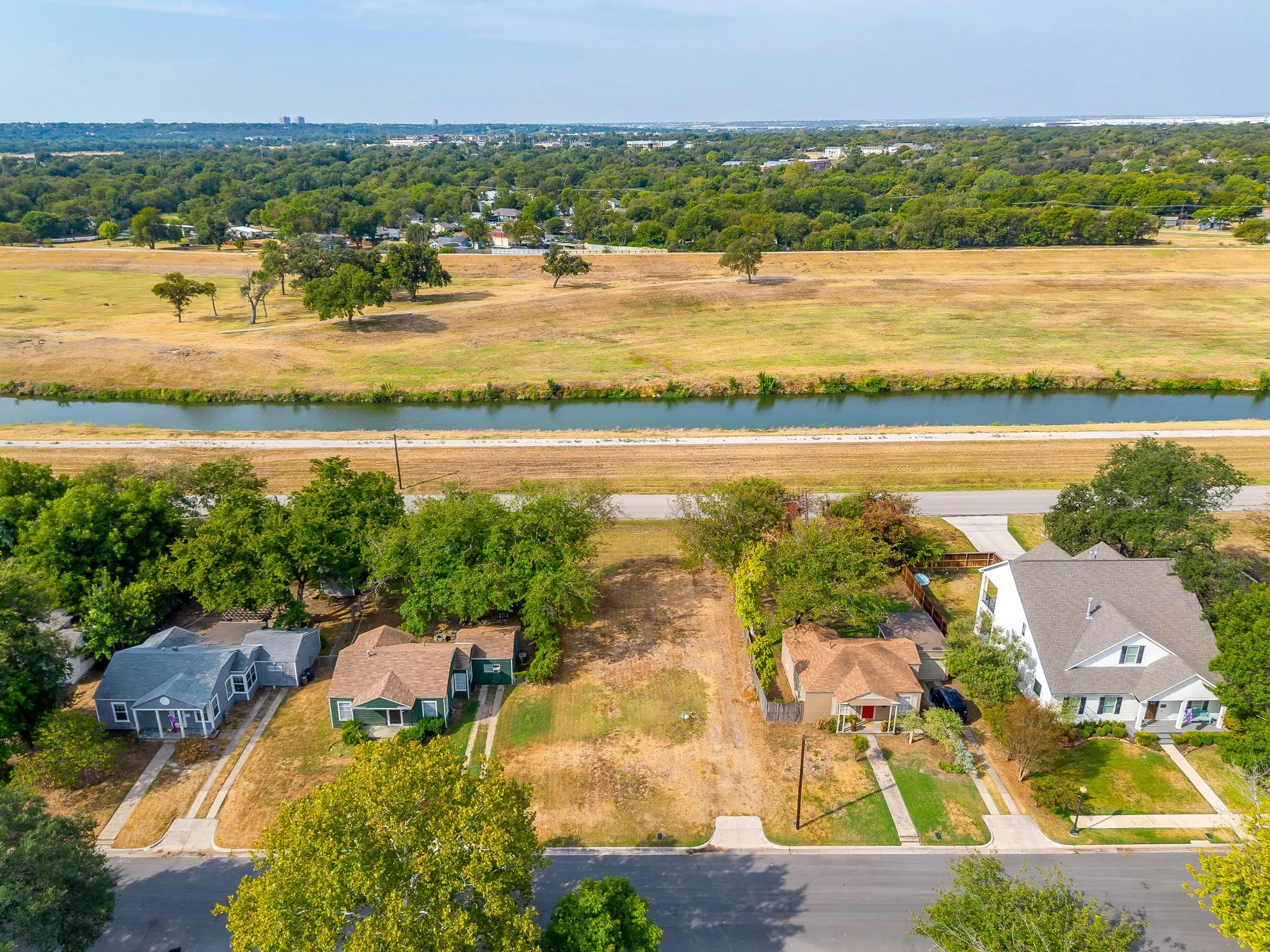 Improved Land For Sale in Tarrant County , 825 Edgefield Road, Fort Worth, Texas 76107, 0, 0, Garage spaces, 0 Sqft, built in 1942, mls#21393797, Real Estate Agent in Fort Worth, Homes For Sale in Tarrant county, Homes For Sale in Fort Worth, Realtor in Fort Worth Texas, Real Estate Brokerage Independent Realty Texas, Luminita Cordes Realtor