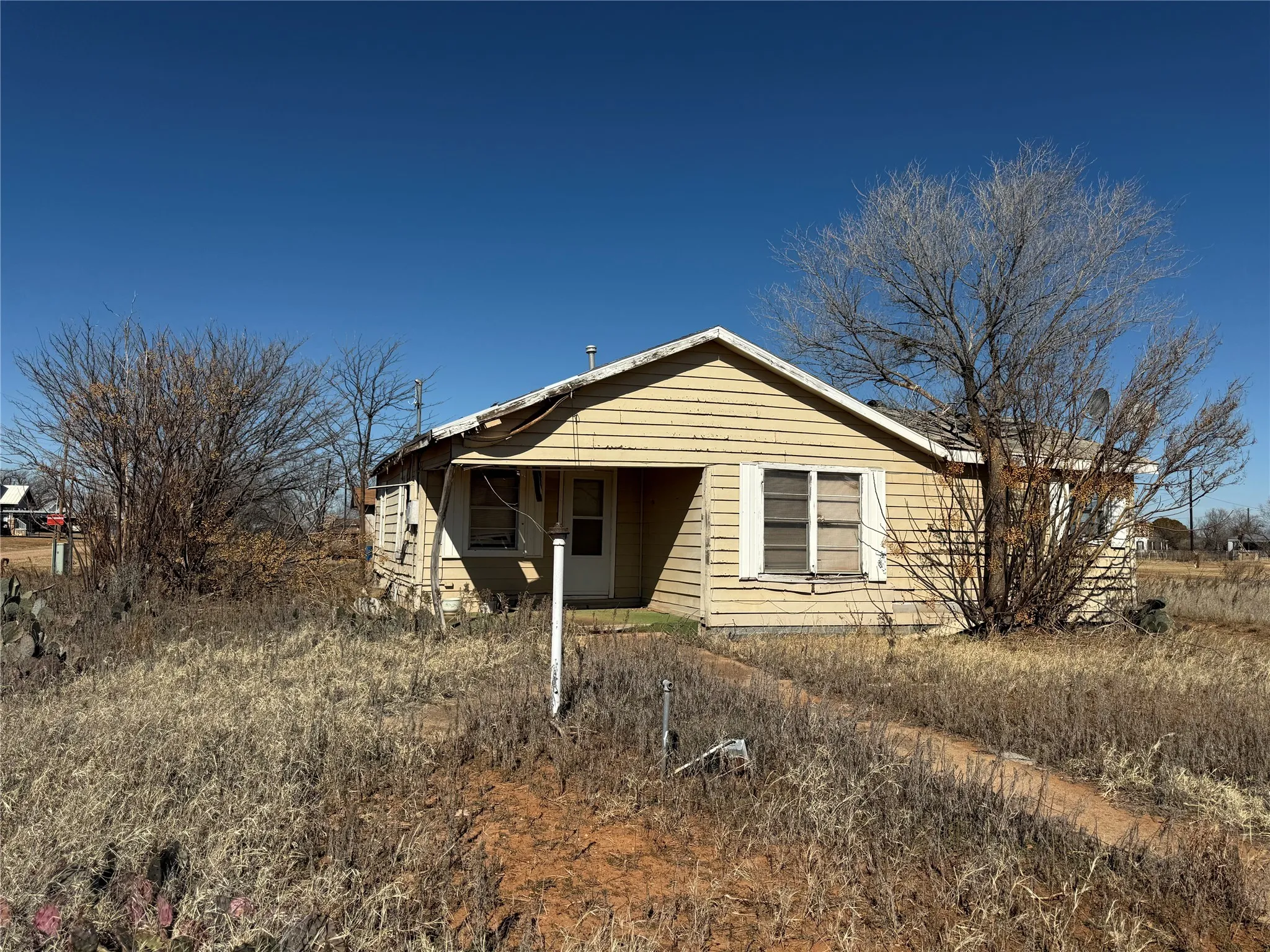 Single Family Residence For Sale in Fisher County , 386 County Road 812, Sylvester, Texas 79560, 1 Bedroom, 1 Bathroom, Garage spaces, 924 Sqft, built in 1934, mls#21397513, Real Estate Agent in Sylvester, Homes For Sale in Fisher county, Homes For Sale in Sylvester, Realtor in Sylvester Texas, Real Estate Brokerage Independent Realty Texas, Luminita Cordes Realtor