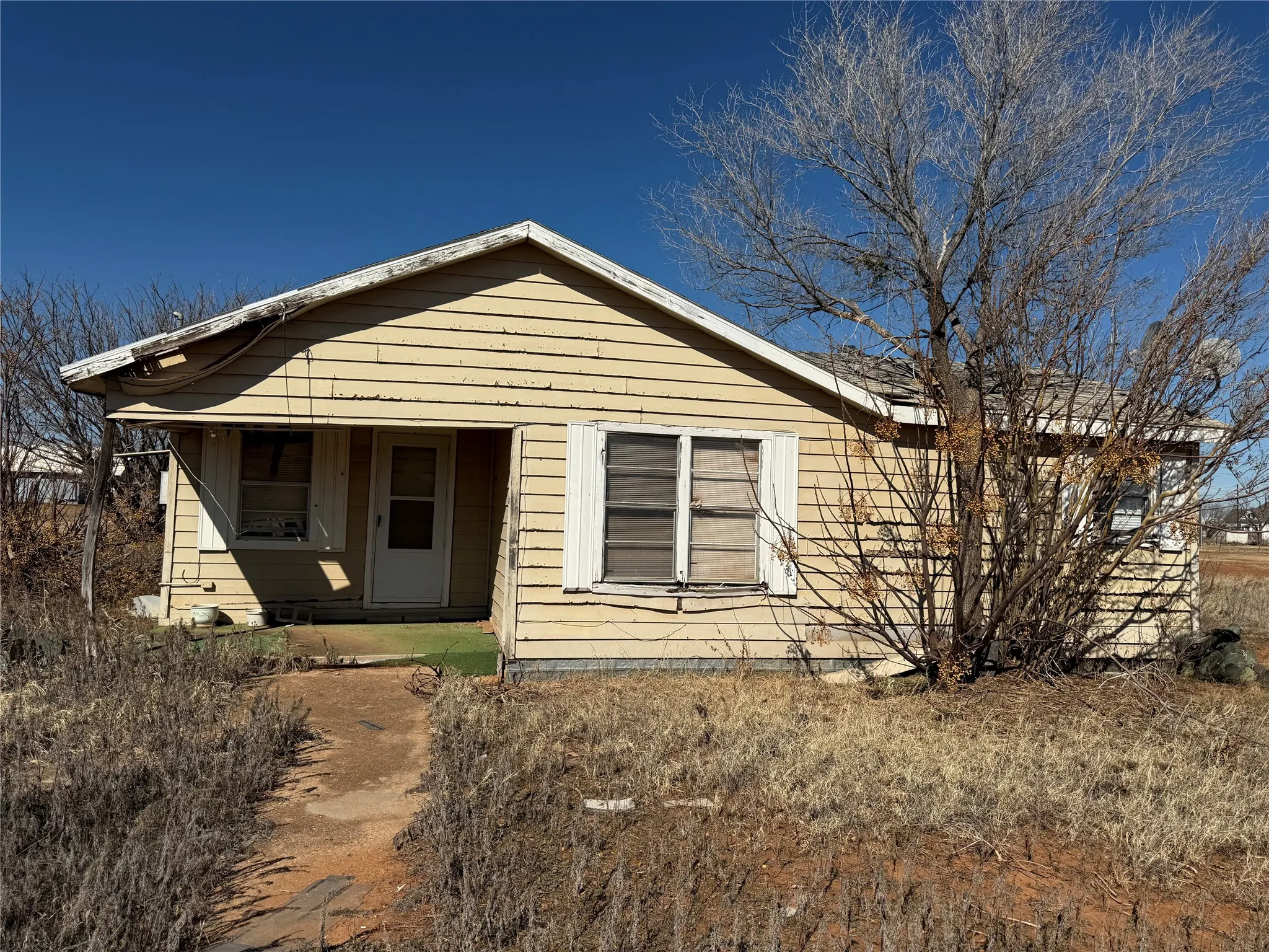 Single Family Residence For Sale in Fisher County , 386 County Road 812, Sylvester, Texas 79560, 1 Bedroom, 1 Bathroom, Garage spaces, 924 Sqft, built in 1934, mls#21397513, Real Estate Agent in Sylvester, Homes For Sale in Fisher county, Homes For Sale in Sylvester, Realtor in Sylvester Texas, Real Estate Brokerage Independent Realty Texas, Luminita Cordes Realtor