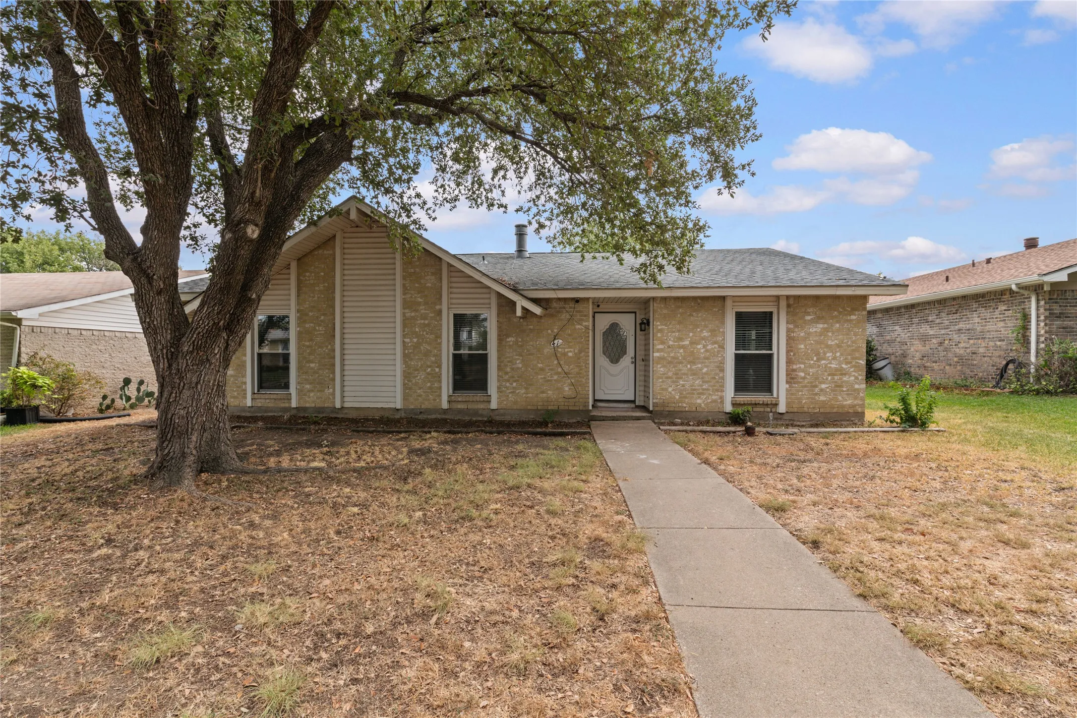 Single Family Residence For Rent in Dallas County , 4714 Sprucewood Lane, Garland, Texas 75044, 3 Bedroom, 2 Bathroom, 2 Garage spaces, 1,400 Sqft, built in 1974, mls#21397478, Real Estate Agent in Garland, Homes For Rent in Dallas county, Homes For Rent in Garland, Realtor in Garland Texas, Real Estate Brokerage Independent Realty Texas, Luminita Cordes Realtor