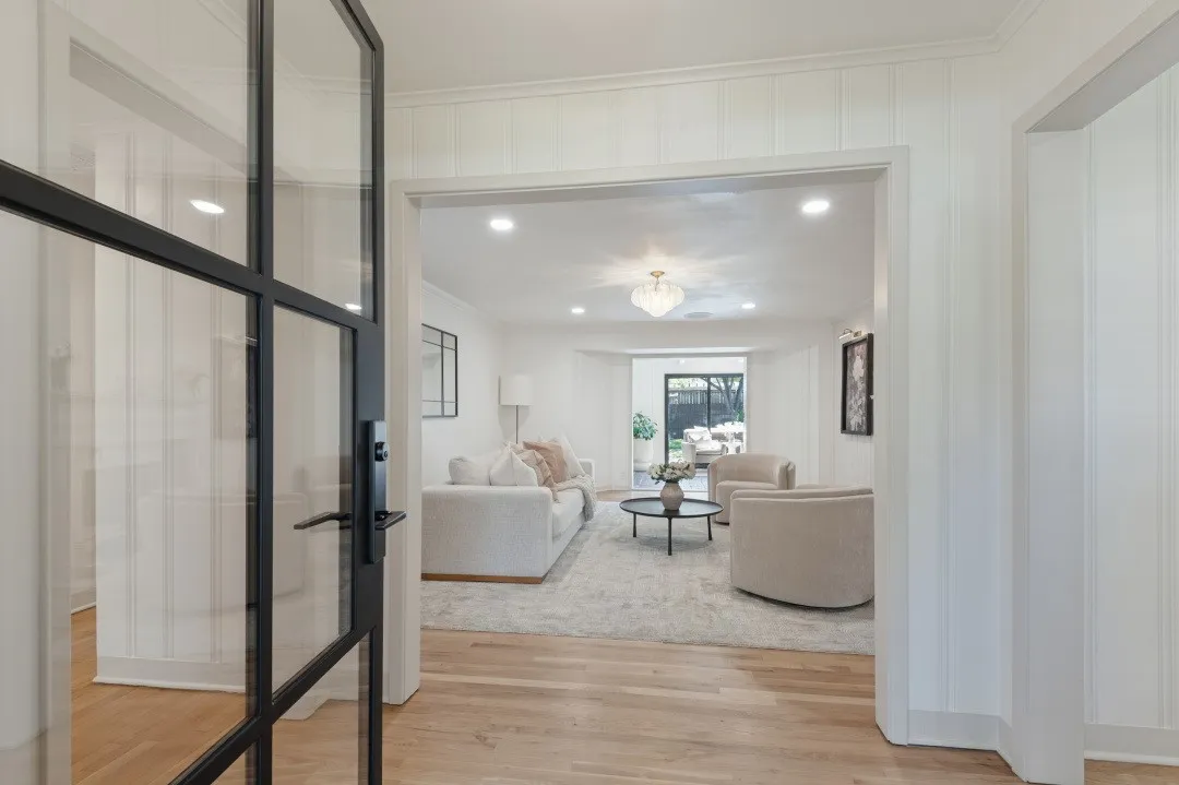 Single Family Residence For Sale in Tarrant County , 2013 Huntington Lane, Fort Worth, Texas 76110, 3 Bedroom, 2 Bathroom, 2 Garage spaces, 1,970 Sqft, built in 1953, mls#21397334, Real Estate Agent in Fort Worth, Homes For Sale in Tarrant county, Homes For Sale in Fort Worth, Realtor in Fort Worth Texas, Real Estate Brokerage Independent Realty Texas, Luminita Cordes Realtor