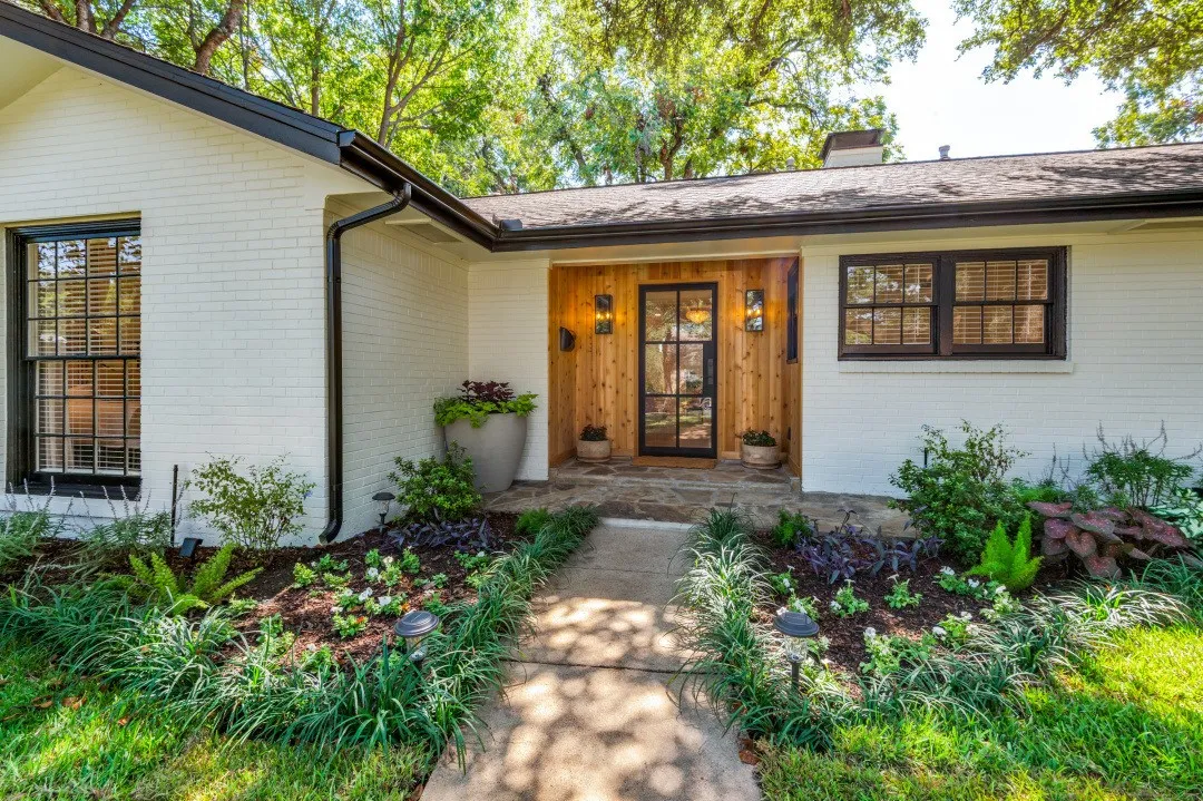 Single Family Residence For Sale in Tarrant County , 2013 Huntington Lane, Fort Worth, Texas 76110, 3 Bedroom, 2 Bathroom, 2 Garage spaces, 1,970 Sqft, built in 1953, mls#21397334, Real Estate Agent in Fort Worth, Homes For Sale in Tarrant county, Homes For Sale in Fort Worth, Realtor in Fort Worth Texas, Real Estate Brokerage Independent Realty Texas, Luminita Cordes Realtor