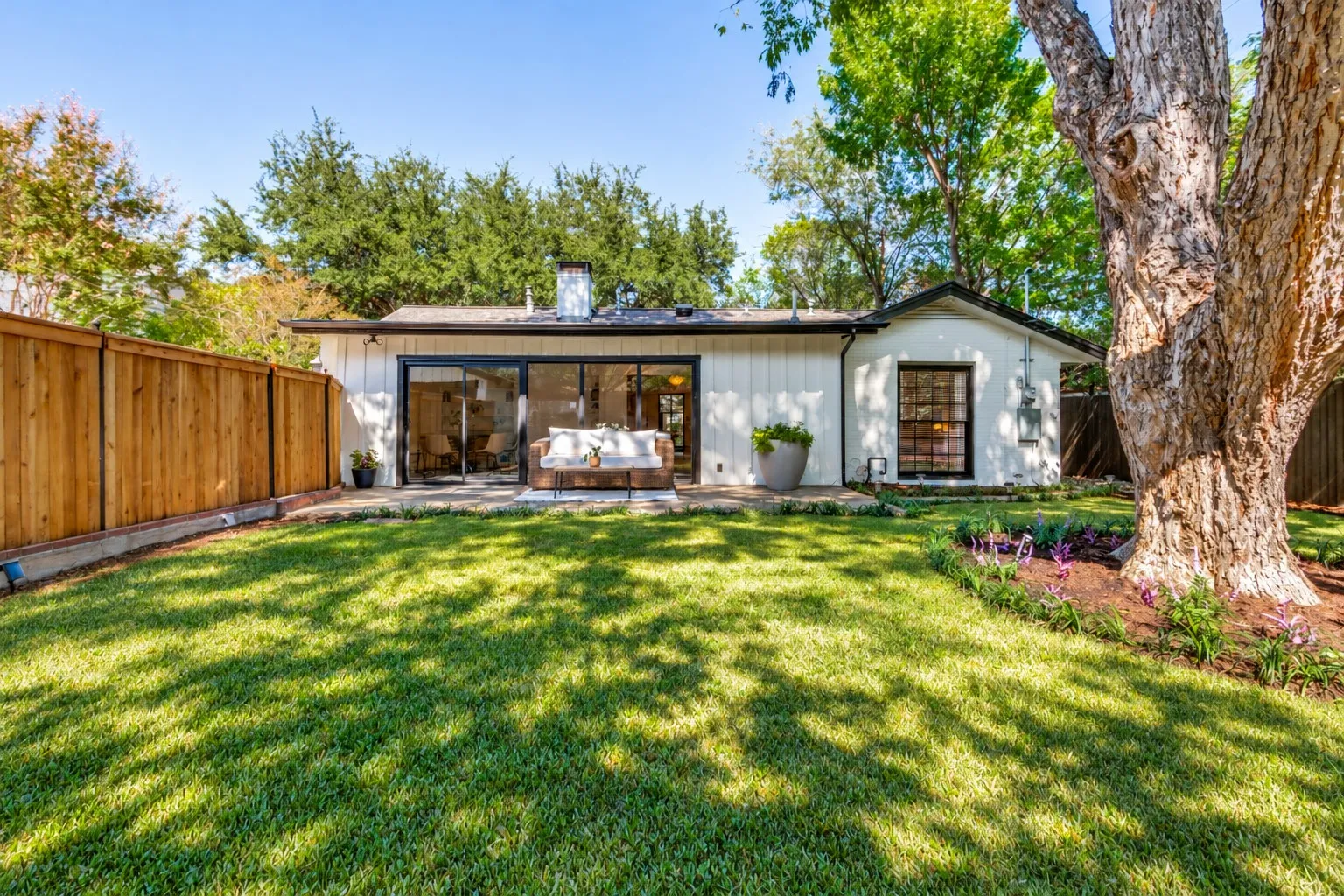 Single Family Residence For Sale in Tarrant County , 2013 Huntington Lane, Fort Worth, Texas 76110, 3 Bedroom, 2 Bathroom, 2 Garage spaces, 1,970 Sqft, built in 1953, mls#21397334, Real Estate Agent in Fort Worth, Homes For Sale in Tarrant county, Homes For Sale in Fort Worth, Realtor in Fort Worth Texas, Real Estate Brokerage Independent Realty Texas, Luminita Cordes Realtor