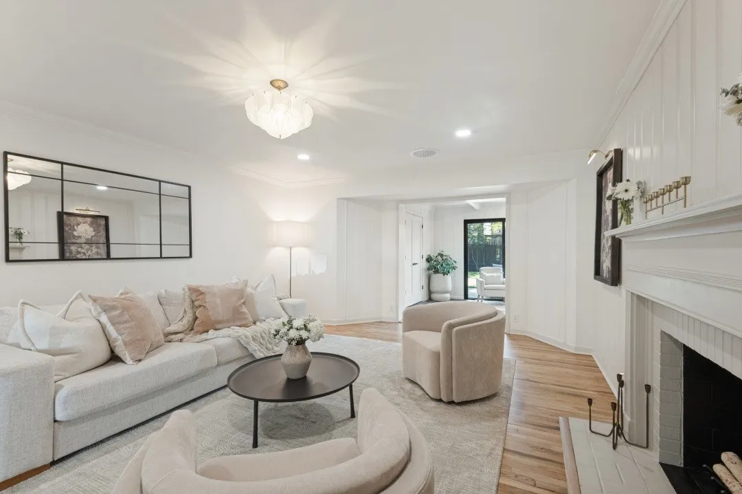 Single Family Residence For Sale in Tarrant County , 2013 Huntington Lane, Fort Worth, Texas 76110, 3 Bedroom, 2 Bathroom, 2 Garage spaces, 1,970 Sqft, built in 1953, mls#21397334, Real Estate Agent in Fort Worth, Homes For Sale in Tarrant county, Homes For Sale in Fort Worth, Realtor in Fort Worth Texas, Real Estate Brokerage Independent Realty Texas, Luminita Cordes Realtor