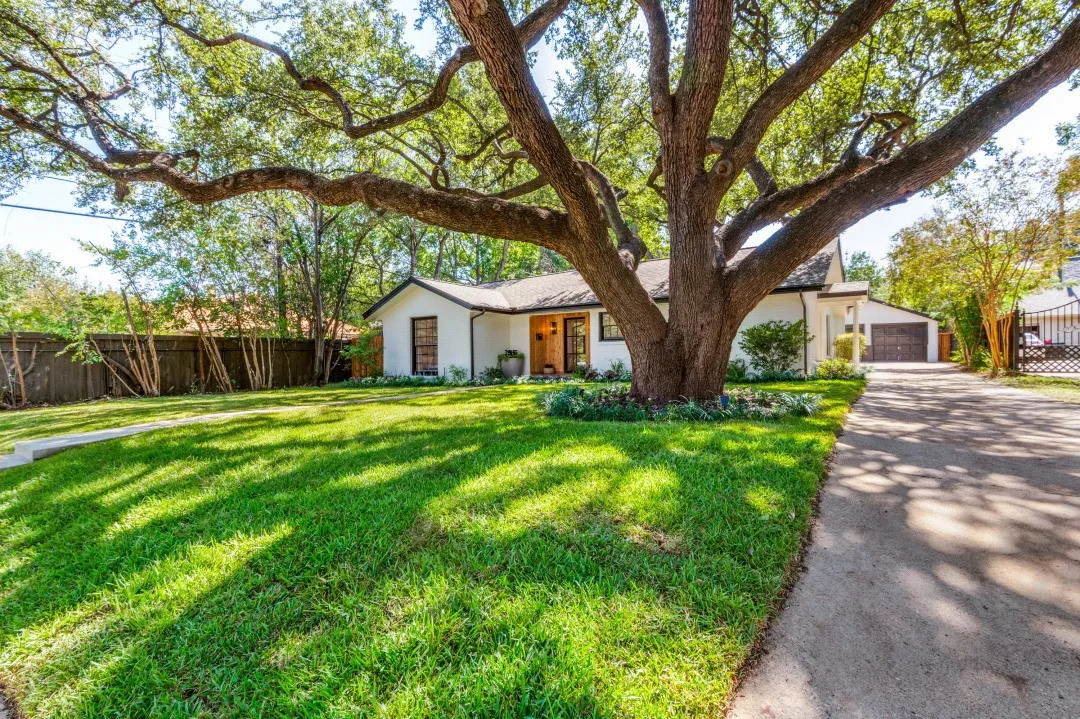 Single Family Residence For Sale in Tarrant County , 2013 Huntington Lane, Fort Worth, Texas 76110, 3 Bedroom, 2 Bathroom, 2 Garage spaces, 1,970 Sqft, built in 1953, mls#21397334, Real Estate Agent in Fort Worth, Homes For Sale in Tarrant county, Homes For Sale in Fort Worth, Realtor in Fort Worth Texas, Real Estate Brokerage Independent Realty Texas, Luminita Cordes Realtor