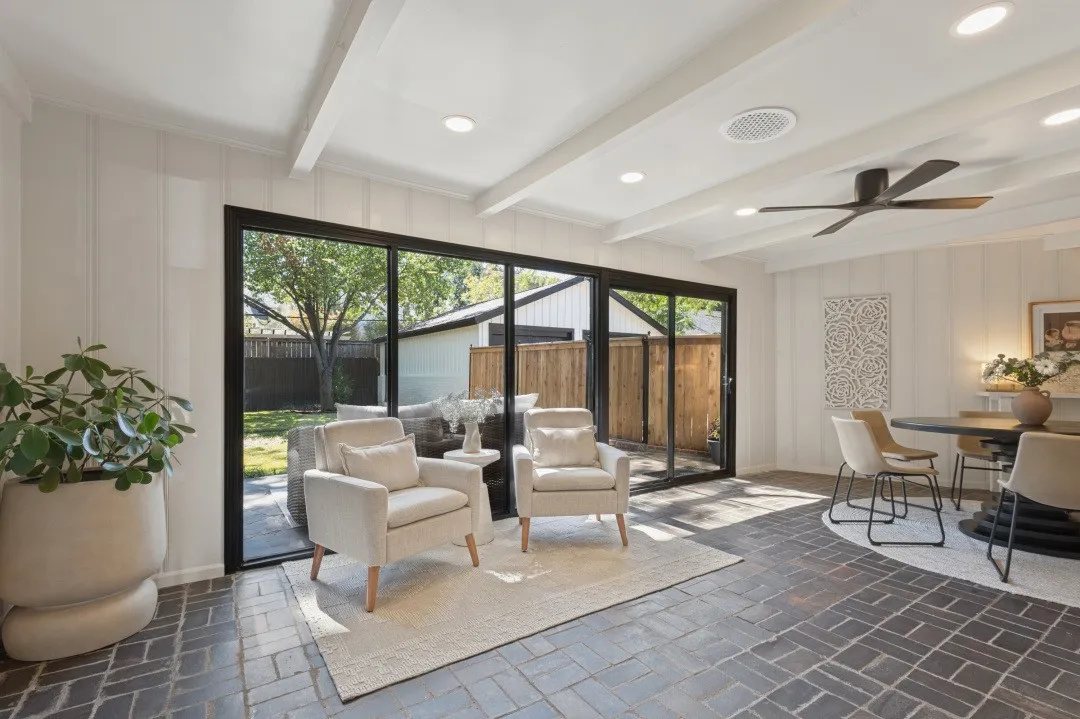 Single Family Residence For Sale in Tarrant County , 2013 Huntington Lane, Fort Worth, Texas 76110, 3 Bedroom, 2 Bathroom, 2 Garage spaces, 1,970 Sqft, built in 1953, mls#21397334, Real Estate Agent in Fort Worth, Homes For Sale in Tarrant county, Homes For Sale in Fort Worth, Realtor in Fort Worth Texas, Real Estate Brokerage Independent Realty Texas, Luminita Cordes Realtor