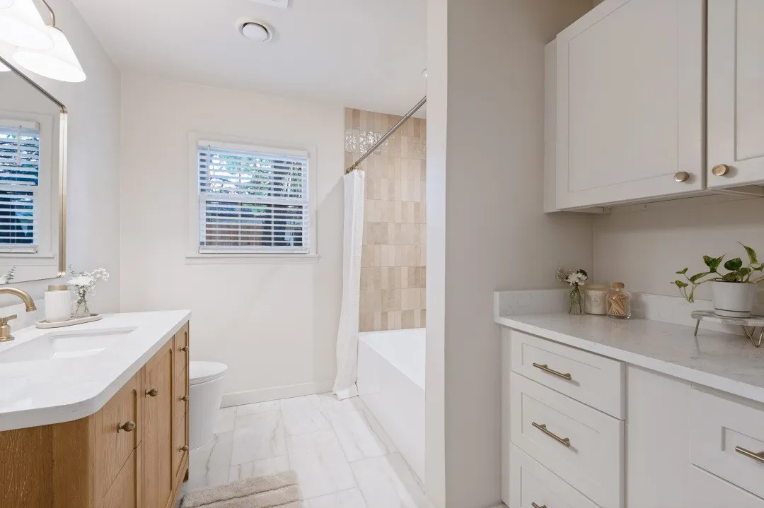 Single Family Residence For Sale in Tarrant County , 2013 Huntington Lane, Fort Worth, Texas 76110, 3 Bedroom, 2 Bathroom, 2 Garage spaces, 1,970 Sqft, built in 1953, mls#21397334, Real Estate Agent in Fort Worth, Homes For Sale in Tarrant county, Homes For Sale in Fort Worth, Realtor in Fort Worth Texas, Real Estate Brokerage Independent Realty Texas, Luminita Cordes Realtor