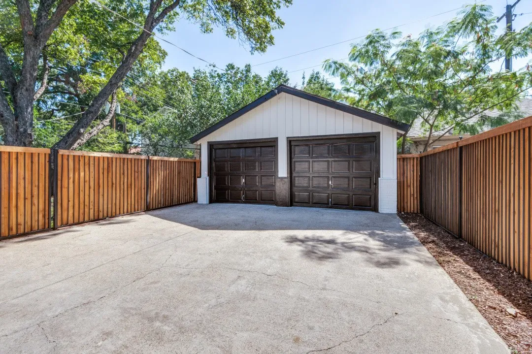 Single Family Residence For Sale in Tarrant County , 2013 Huntington Lane, Fort Worth, Texas 76110, 3 Bedroom, 2 Bathroom, 2 Garage spaces, 1,970 Sqft, built in 1953, mls#21397334, Real Estate Agent in Fort Worth, Homes For Sale in Tarrant county, Homes For Sale in Fort Worth, Realtor in Fort Worth Texas, Real Estate Brokerage Independent Realty Texas, Luminita Cordes Realtor