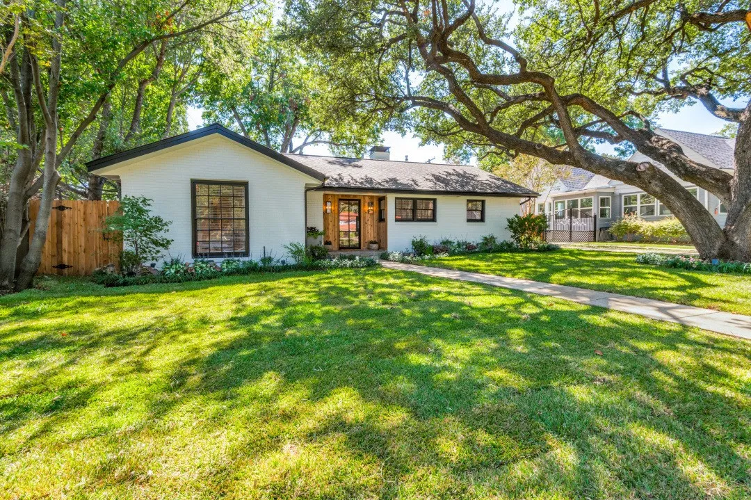 Single Family Residence For Sale in Tarrant County , 2013 Huntington Lane, Fort Worth, Texas 76110, 3 Bedroom, 2 Bathroom, 2 Garage spaces, 1,970 Sqft, built in 1953, mls#21397334, Real Estate Agent in Fort Worth, Homes For Sale in Tarrant county, Homes For Sale in Fort Worth, Realtor in Fort Worth Texas, Real Estate Brokerage Independent Realty Texas, Luminita Cordes Realtor