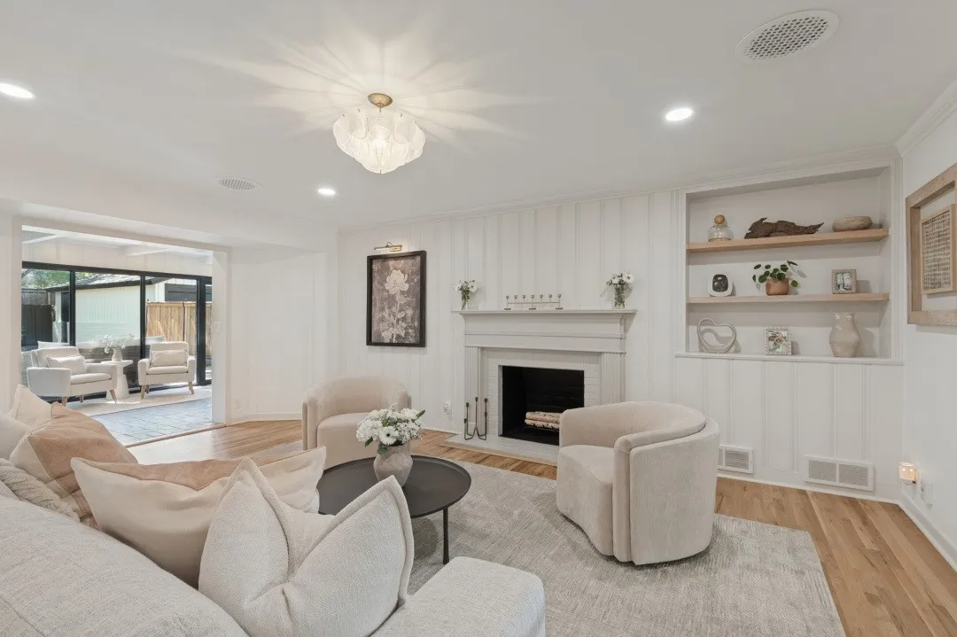 Single Family Residence For Sale in Tarrant County , 2013 Huntington Lane, Fort Worth, Texas 76110, 3 Bedroom, 2 Bathroom, 2 Garage spaces, 1,970 Sqft, built in 1953, mls#21397334, Real Estate Agent in Fort Worth, Homes For Sale in Tarrant county, Homes For Sale in Fort Worth, Realtor in Fort Worth Texas, Real Estate Brokerage Independent Realty Texas, Luminita Cordes Realtor