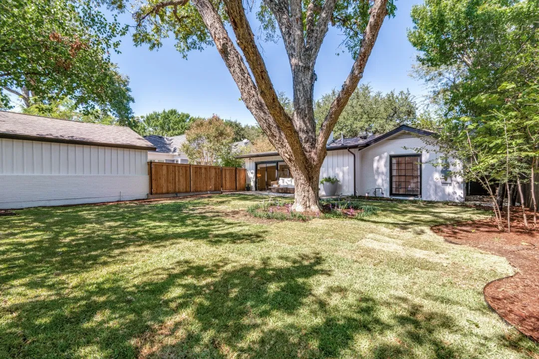 Single Family Residence For Sale in Tarrant County , 2013 Huntington Lane, Fort Worth, Texas 76110, 3 Bedroom, 2 Bathroom, 2 Garage spaces, 1,970 Sqft, built in 1953, mls#21397334, Real Estate Agent in Fort Worth, Homes For Sale in Tarrant county, Homes For Sale in Fort Worth, Realtor in Fort Worth Texas, Real Estate Brokerage Independent Realty Texas, Luminita Cordes Realtor