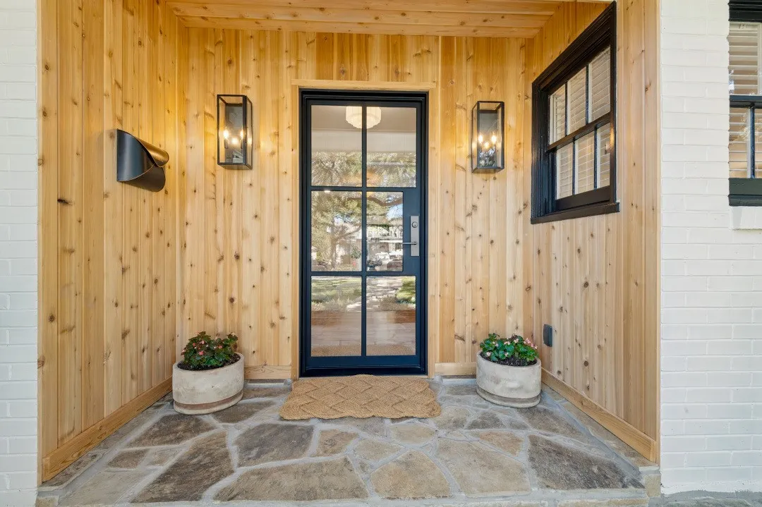 Single Family Residence For Sale in Tarrant County , 2013 Huntington Lane, Fort Worth, Texas 76110, 3 Bedroom, 2 Bathroom, 2 Garage spaces, 1,970 Sqft, built in 1953, mls#21397334, Real Estate Agent in Fort Worth, Homes For Sale in Tarrant county, Homes For Sale in Fort Worth, Realtor in Fort Worth Texas, Real Estate Brokerage Independent Realty Texas, Luminita Cordes Realtor