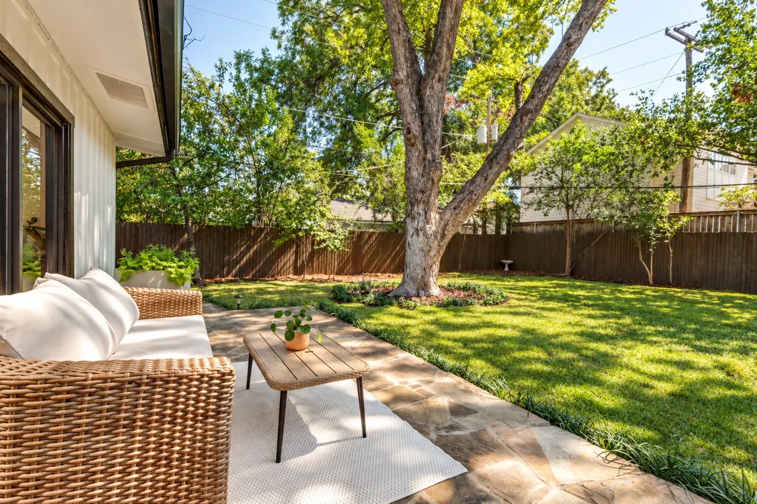 Single Family Residence For Sale in Tarrant County , 2013 Huntington Lane, Fort Worth, Texas 76110, 3 Bedroom, 2 Bathroom, 2 Garage spaces, 1,970 Sqft, built in 1953, mls#21397334, Real Estate Agent in Fort Worth, Homes For Sale in Tarrant county, Homes For Sale in Fort Worth, Realtor in Fort Worth Texas, Real Estate Brokerage Independent Realty Texas, Luminita Cordes Realtor