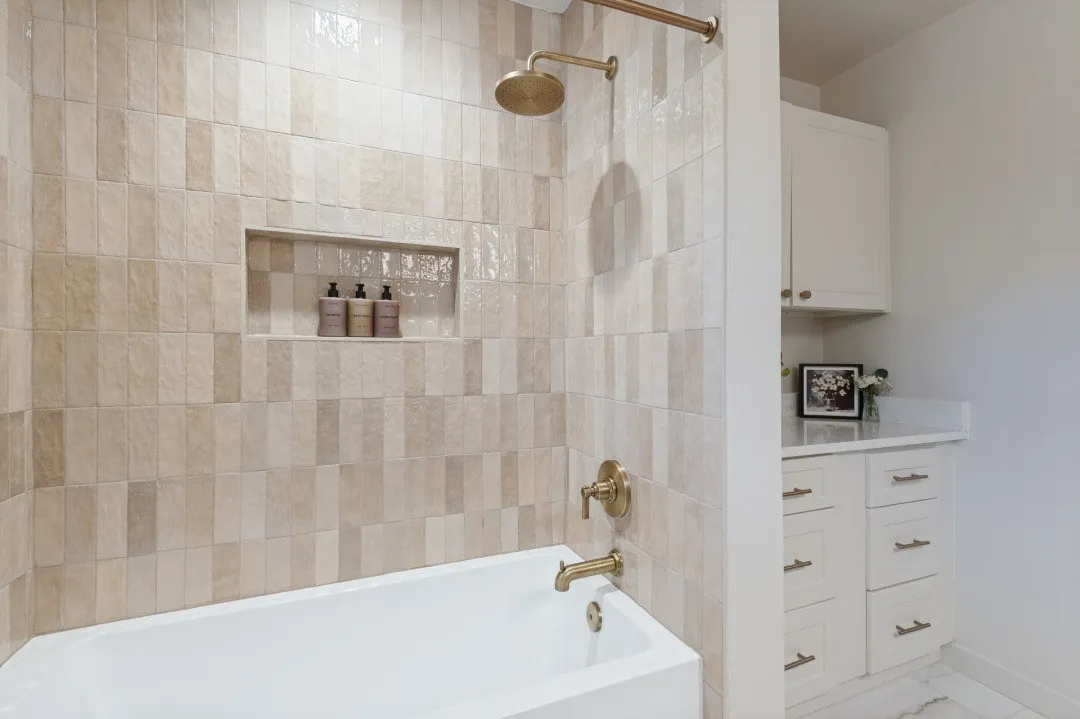 Single Family Residence For Sale in Tarrant County , 2013 Huntington Lane, Fort Worth, Texas 76110, 3 Bedroom, 2 Bathroom, 2 Garage spaces, 1,970 Sqft, built in 1953, mls#21397334, Real Estate Agent in Fort Worth, Homes For Sale in Tarrant county, Homes For Sale in Fort Worth, Realtor in Fort Worth Texas, Real Estate Brokerage Independent Realty Texas, Luminita Cordes Realtor