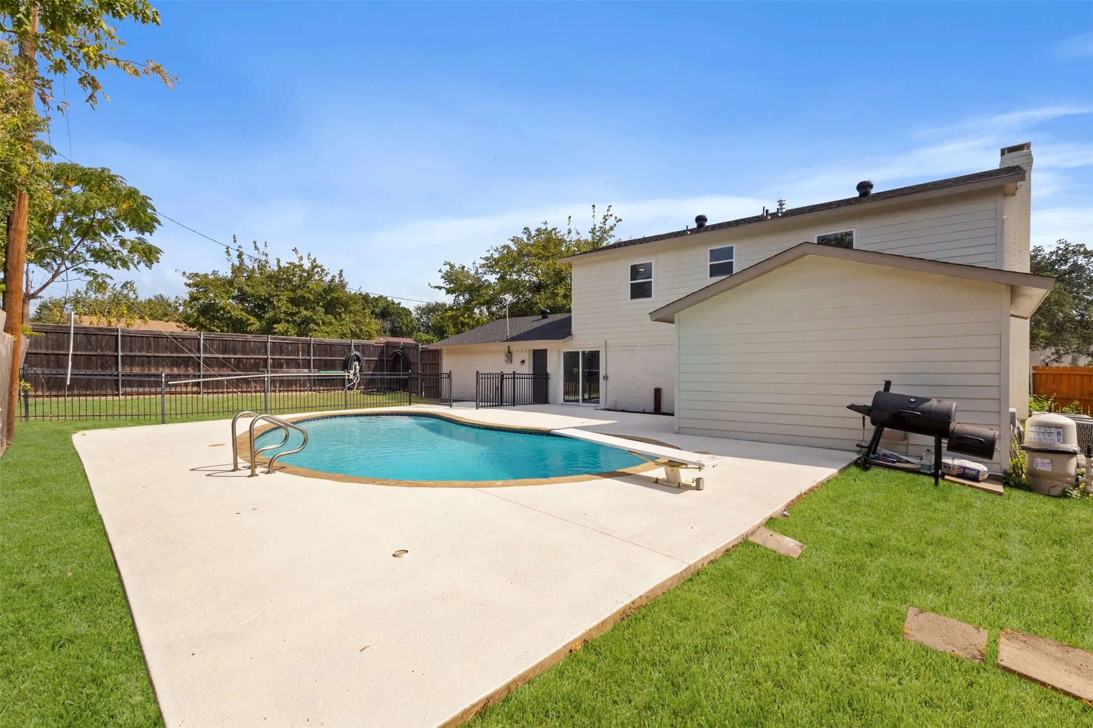 Single Family Residence For Sale in Dallas County , 2833 Cibola Drive, Irving, Texas 75062, 4 Bedroom, 3 Bathroom, 2 Garage spaces, 1,850 Sqft, built in 1968, mls#21396371, Real Estate Agent in Irving, Homes For Sale in Dallas county, Homes For Sale in Irving, Realtor in Irving Texas, Real Estate Brokerage Independent Realty Texas, Luminita Cordes Realtor