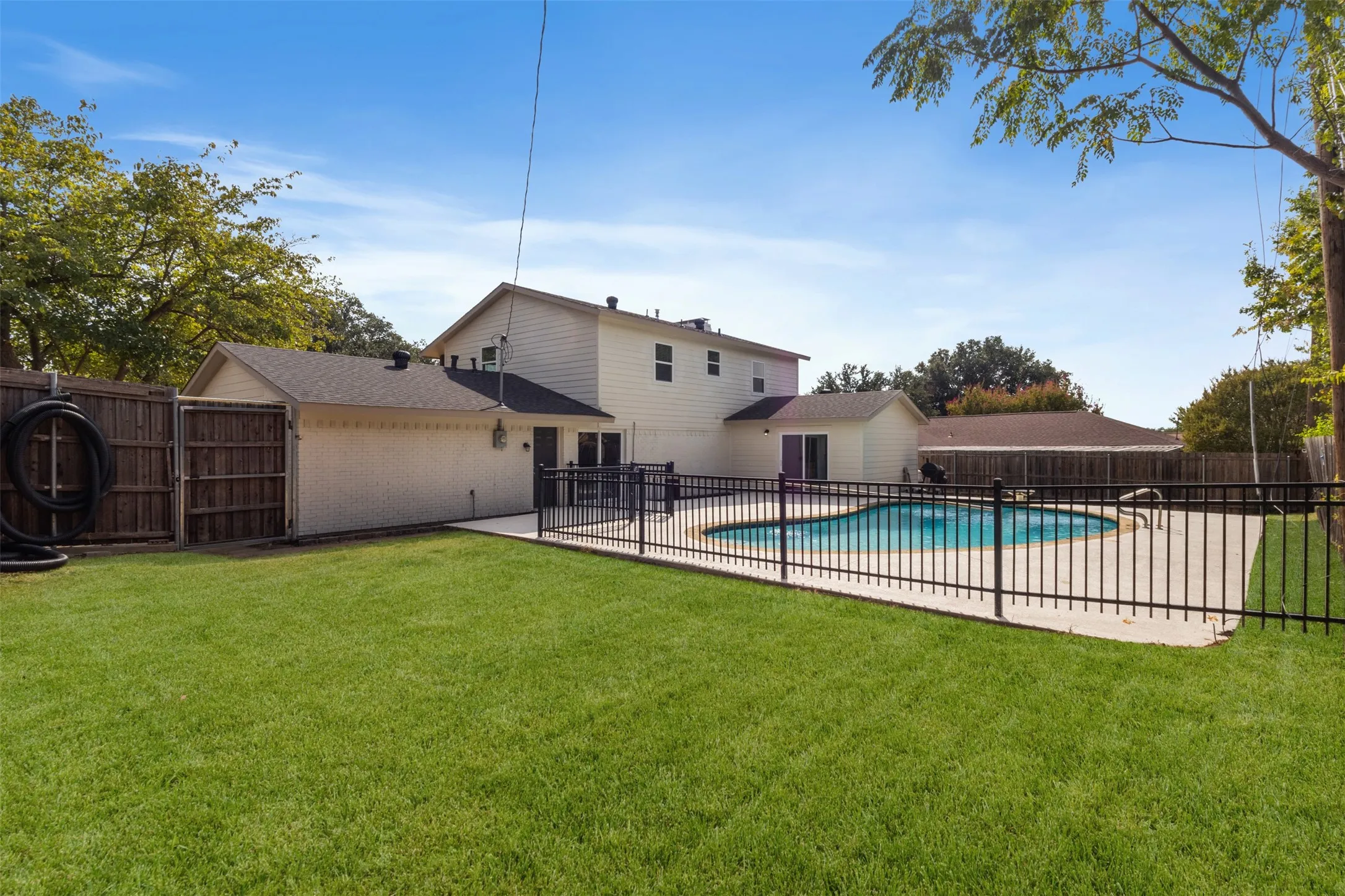 Single Family Residence For Sale in Dallas County , 2833 Cibola Drive, Irving, Texas 75062, 4 Bedroom, 3 Bathroom, 2 Garage spaces, 1,850 Sqft, built in 1968, mls#21396371, Real Estate Agent in Irving, Homes For Sale in Dallas county, Homes For Sale in Irving, Realtor in Irving Texas, Real Estate Brokerage Independent Realty Texas, Luminita Cordes Realtor
