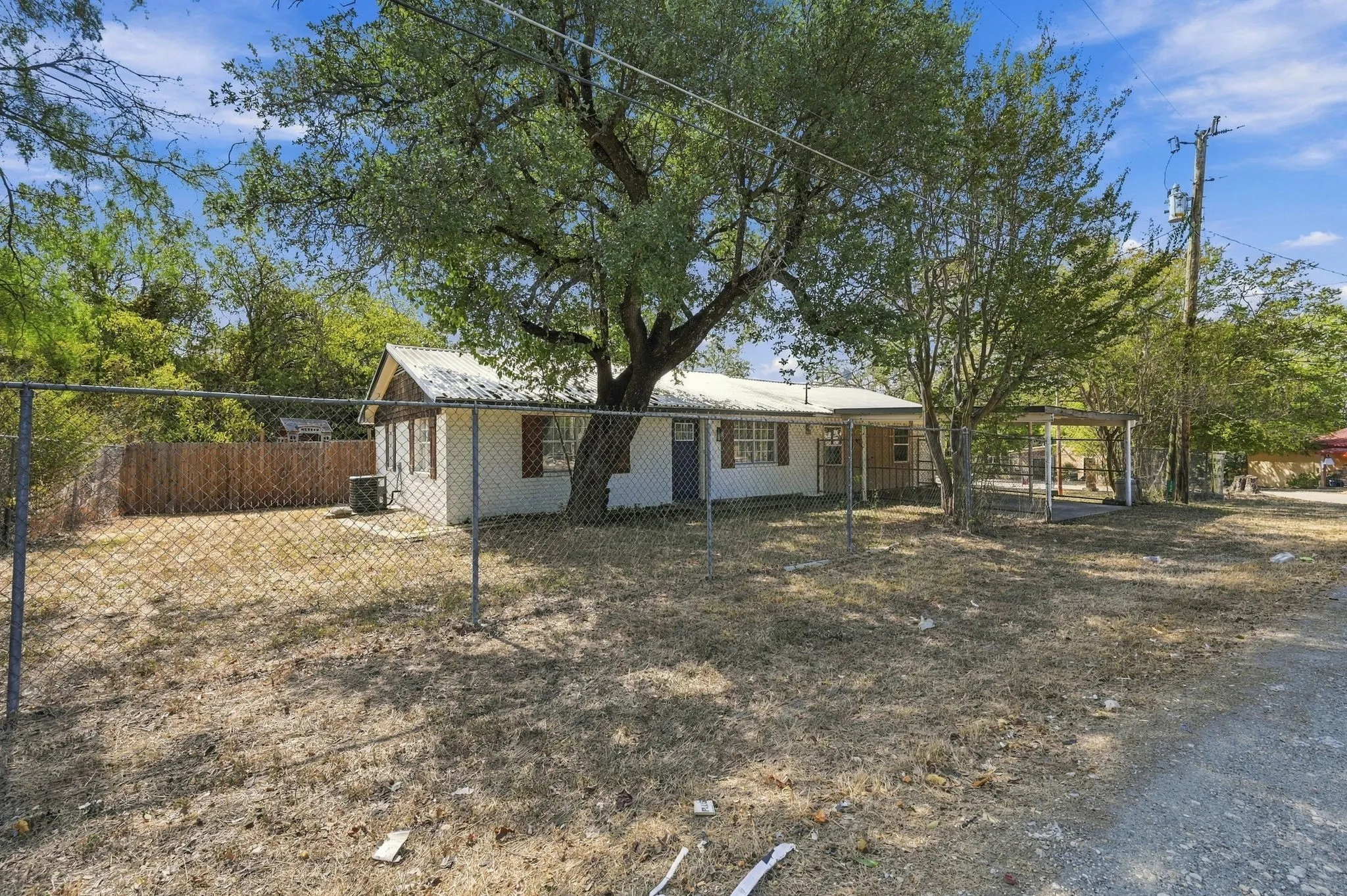 Single Family Residence For Sale in Hill County , 102 Creek Drive, Whitney, Texas 76692, 4 Bedroom, 1 Bathroom, Garage spaces, 1,523 Sqft, built in 0, mls#21395205, Real Estate Agent in Whitney, Homes For Sale in Hill county, Homes For Sale in Whitney, Realtor in Whitney Texas, Real Estate Brokerage Independent Realty Texas, Luminita Cordes Realtor