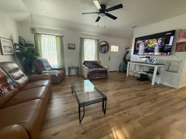Single Family Residence For Rent in Taylor County , 1581 Oak Street, Abilene, Texas 79602, 3 Bedroom, 2 Bathroom, Garage spaces, 1,284 Sqft, built in 2022, mls#21397529, Real Estate Agent in Abilene, Homes For Rent in Taylor county, Homes For Rent in Abilene, Realtor in Abilene Texas, Real Estate Brokerage Independent Realty Texas, Luminita Cordes Realtor