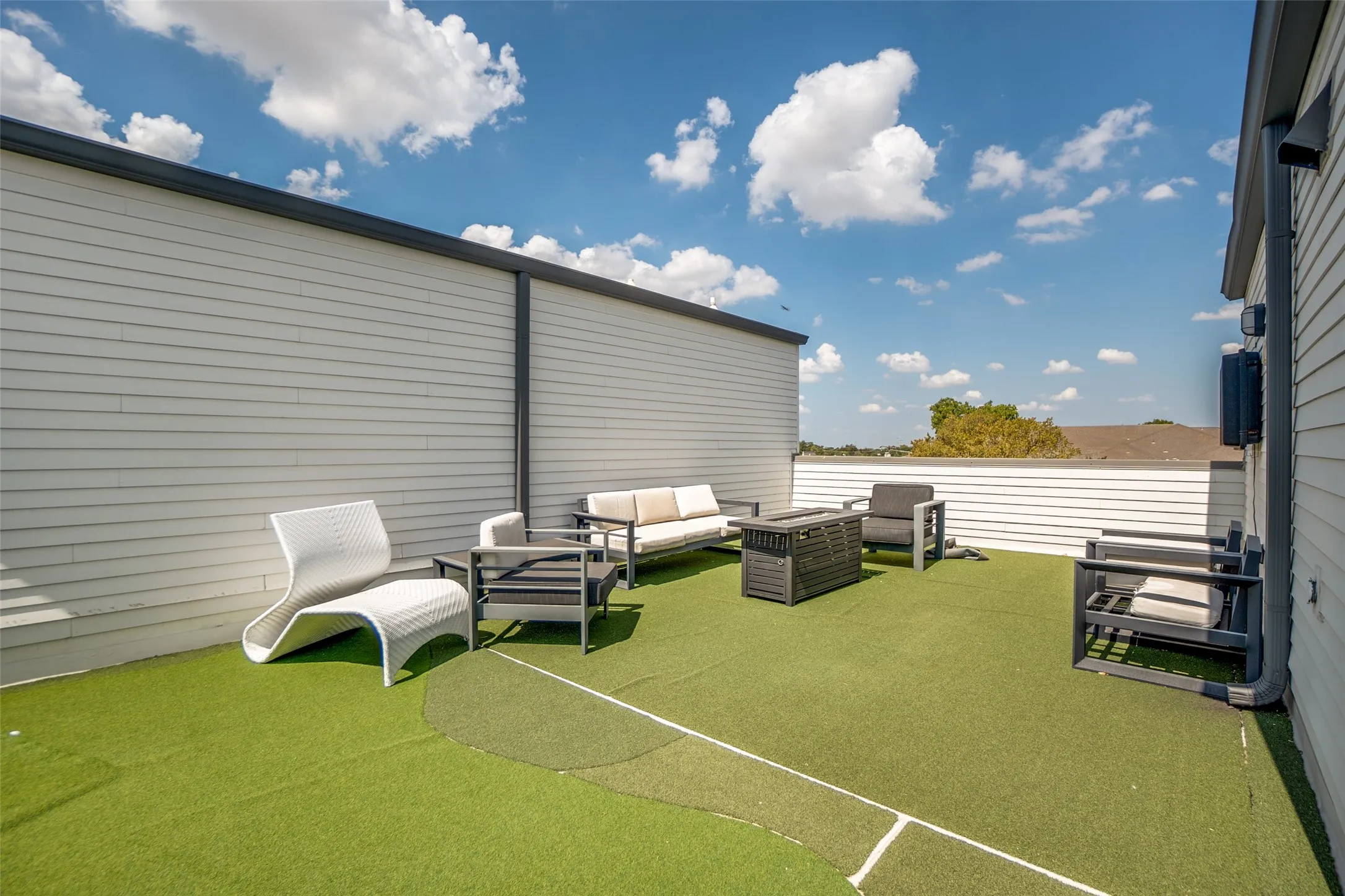 Townhouse For Sale in Dallas County , 4301 Bowser Avenue 104, Dallas, Texas 75219, 2 Bedroom, 3 Bathroom, 2 Garage spaces, 1,792 Sqft, built in 2021, mls#21397538, Real Estate Agent in Dallas, Homes For Sale in Dallas county, Homes For Sale in Dallas, Realtor in Dallas Texas, Real Estate Brokerage Independent Realty Texas, Luminita Cordes Realtor