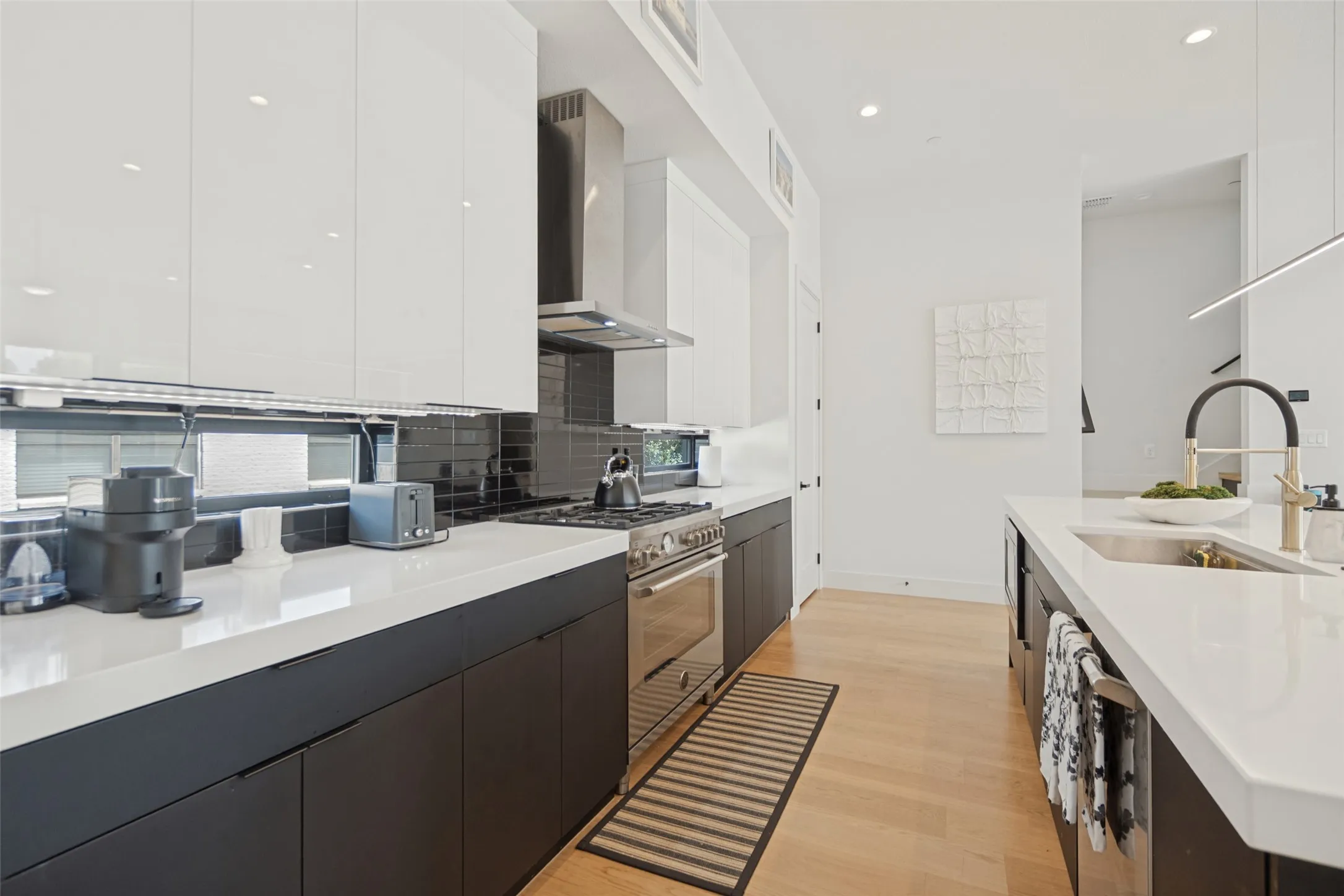 Townhouse For Sale in Dallas County , 4301 Bowser Avenue 104, Dallas, Texas 75219, 2 Bedroom, 3 Bathroom, 2 Garage spaces, 1,792 Sqft, built in 2021, mls#21397538, Real Estate Agent in Dallas, Homes For Sale in Dallas county, Homes For Sale in Dallas, Realtor in Dallas Texas, Real Estate Brokerage Independent Realty Texas, Luminita Cordes Realtor