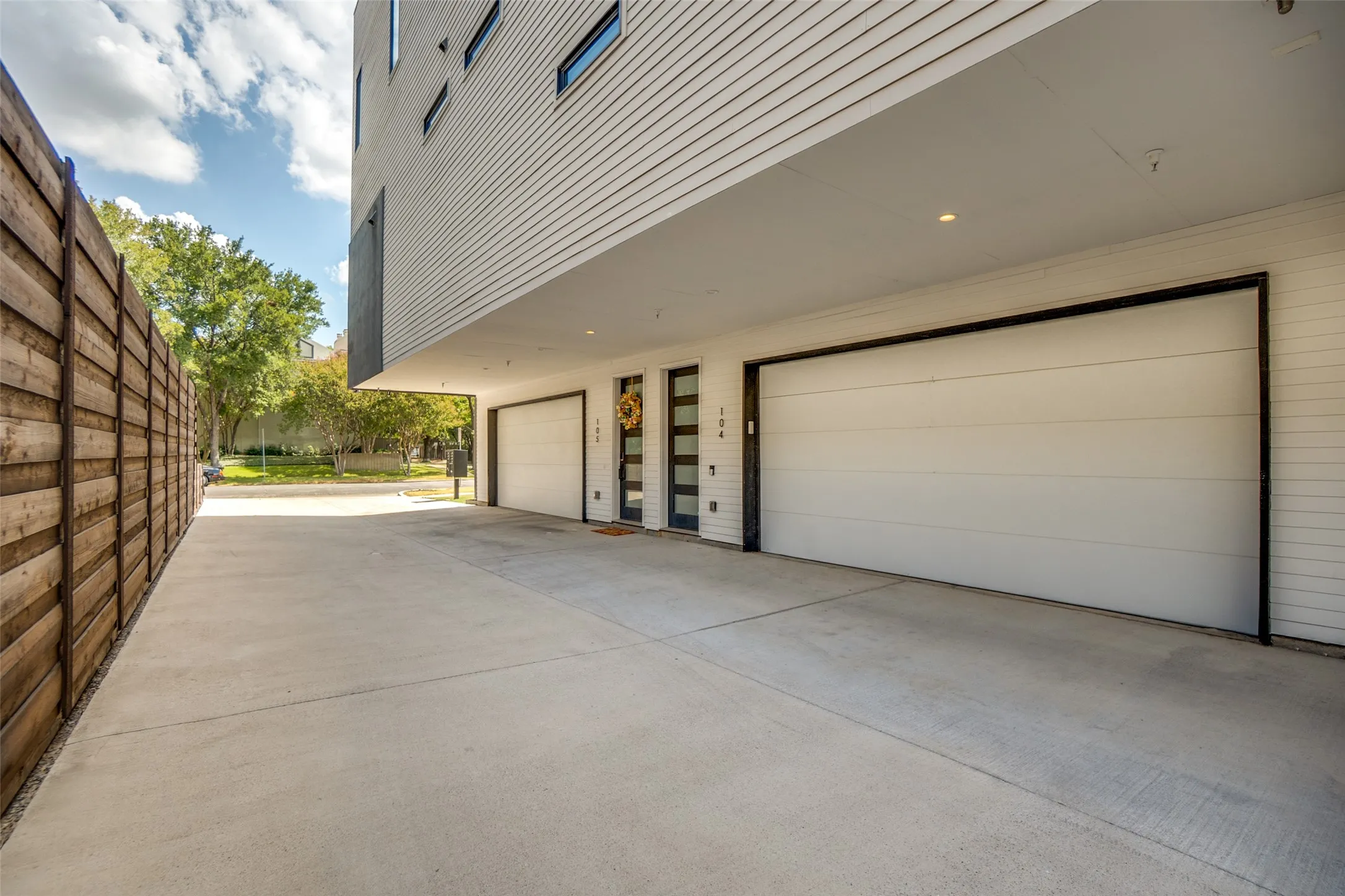 Townhouse For Sale in Dallas County , 4301 Bowser Avenue 104, Dallas, Texas 75219, 2 Bedroom, 3 Bathroom, 2 Garage spaces, 1,792 Sqft, built in 2021, mls#21397538, Real Estate Agent in Dallas, Homes For Sale in Dallas county, Homes For Sale in Dallas, Realtor in Dallas Texas, Real Estate Brokerage Independent Realty Texas, Luminita Cordes Realtor