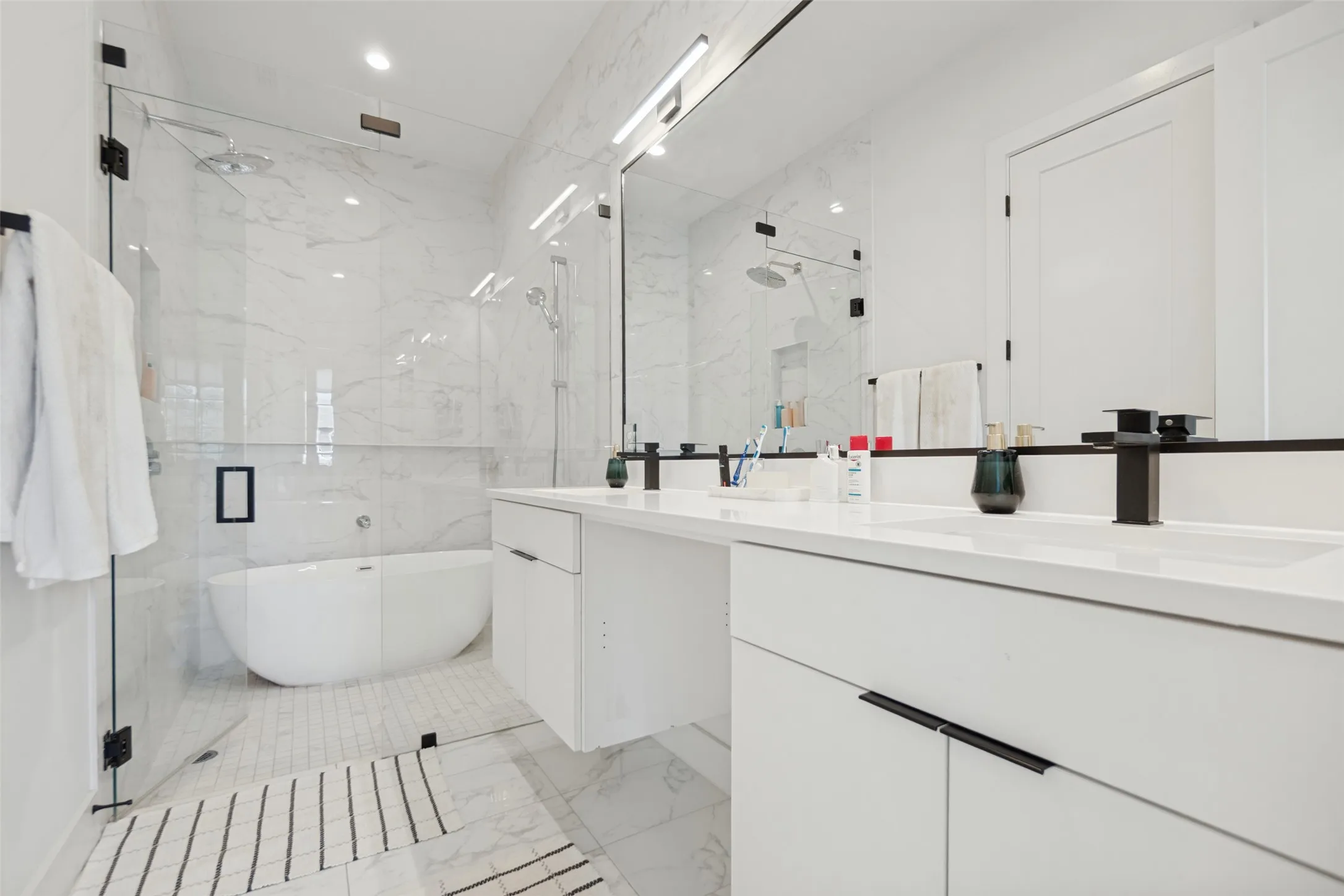 Townhouse For Sale in Dallas County , 4301 Bowser Avenue 104, Dallas, Texas 75219, 2 Bedroom, 3 Bathroom, 2 Garage spaces, 1,792 Sqft, built in 2021, mls#21397538, Real Estate Agent in Dallas, Homes For Sale in Dallas county, Homes For Sale in Dallas, Realtor in Dallas Texas, Real Estate Brokerage Independent Realty Texas, Luminita Cordes Realtor