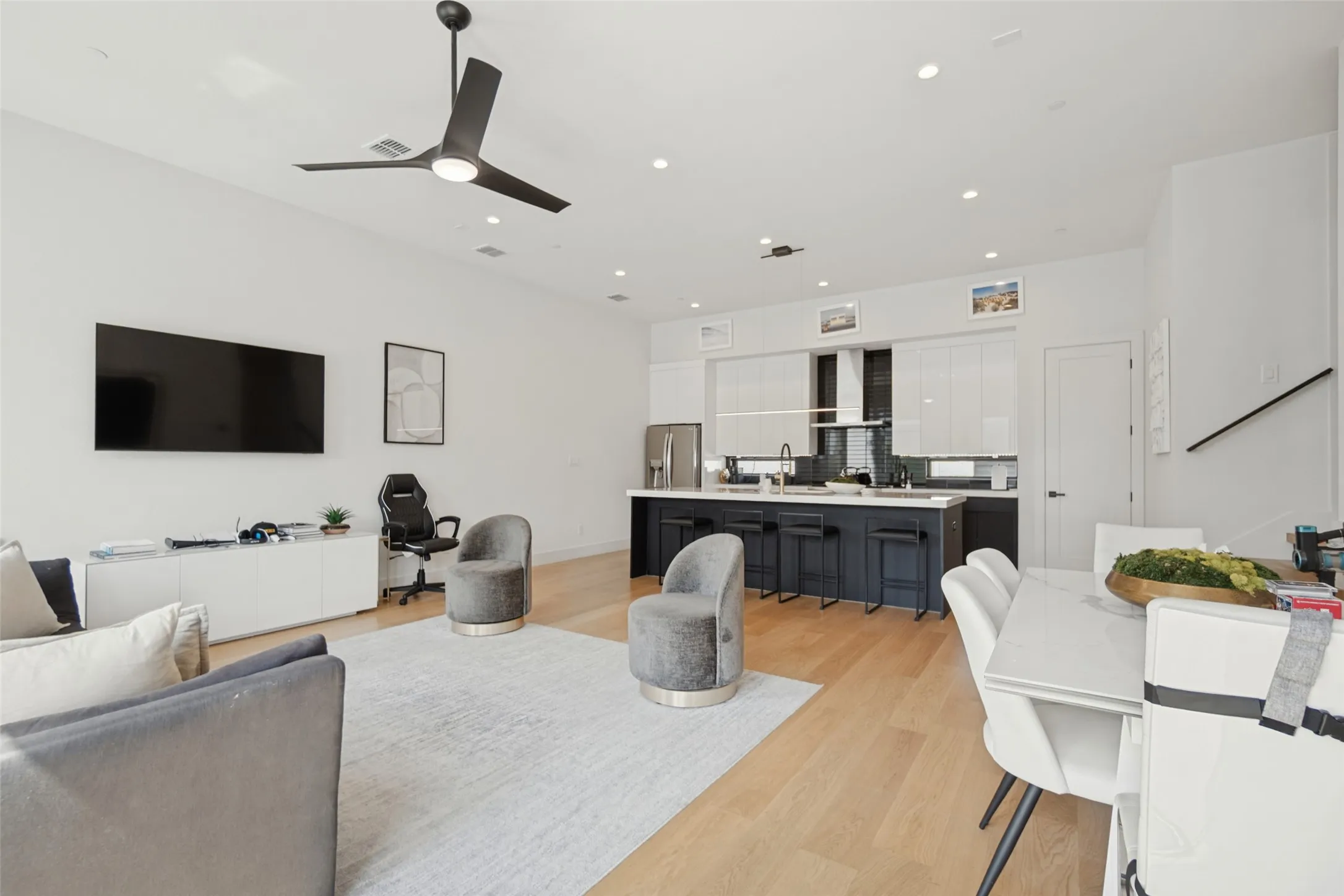 Townhouse For Sale in Dallas County , 4301 Bowser Avenue 104, Dallas, Texas 75219, 2 Bedroom, 3 Bathroom, 2 Garage spaces, 1,792 Sqft, built in 2021, mls#21397538, Real Estate Agent in Dallas, Homes For Sale in Dallas county, Homes For Sale in Dallas, Realtor in Dallas Texas, Real Estate Brokerage Independent Realty Texas, Luminita Cordes Realtor
