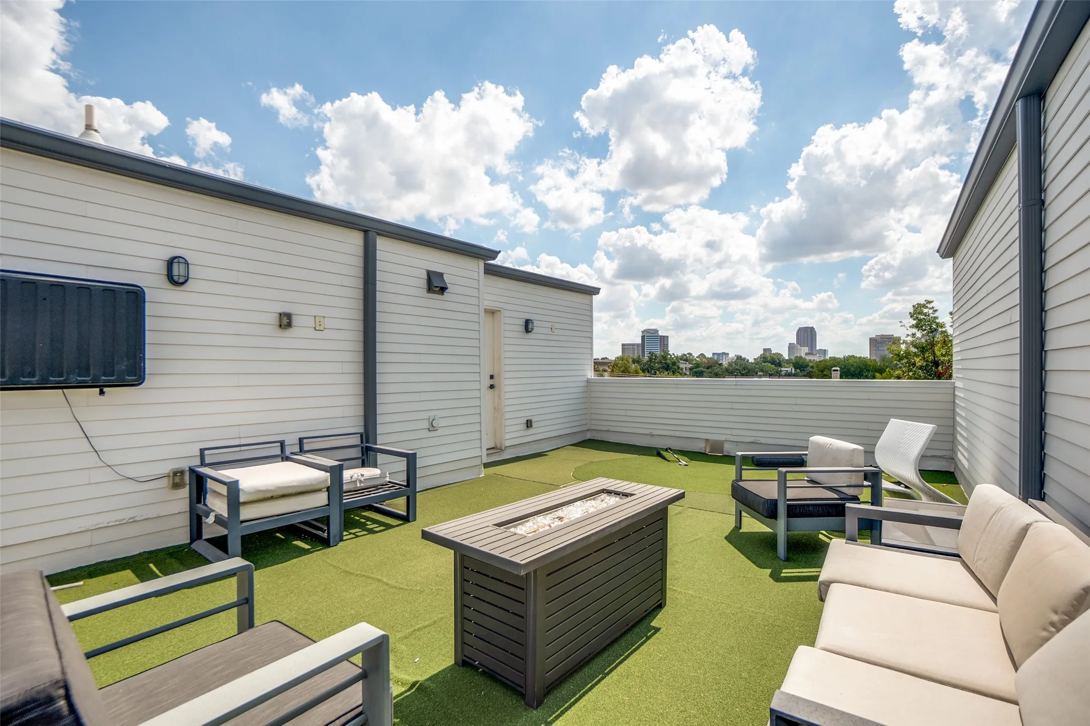Townhouse For Sale in Dallas County , 4301 Bowser Avenue 104, Dallas, Texas 75219, 2 Bedroom, 3 Bathroom, 2 Garage spaces, 1,792 Sqft, built in 2021, mls#21397538, Real Estate Agent in Dallas, Homes For Sale in Dallas county, Homes For Sale in Dallas, Realtor in Dallas Texas, Real Estate Brokerage Independent Realty Texas, Luminita Cordes Realtor