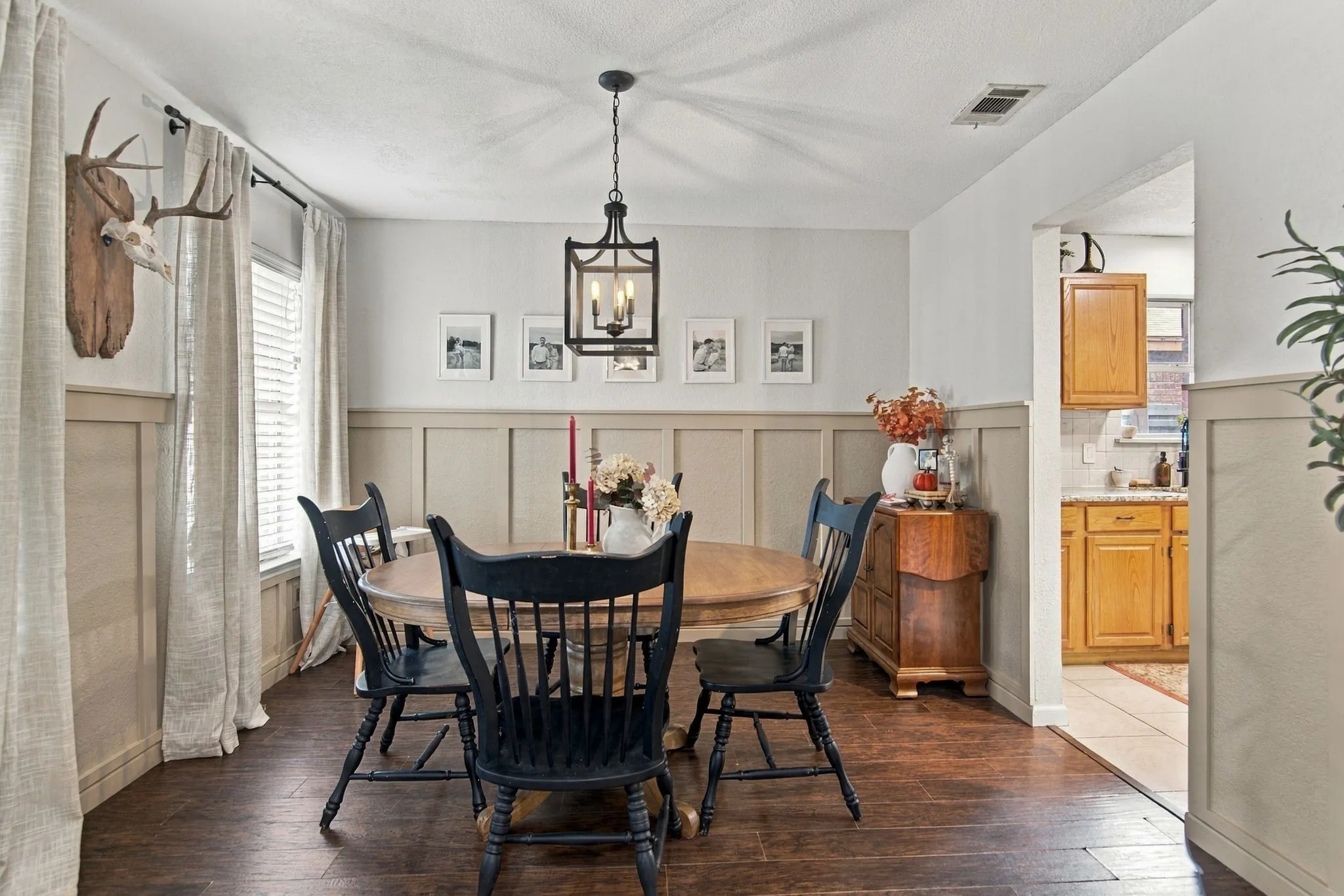 Single Family Residence For Sale in Tarrant County , 6832 Lyndale Drive, Watauga, Texas 76148, 3 Bedroom, 2 Bathroom, 2 Garage spaces, 1,807 Sqft, built in 1988, mls#21397541, Real Estate Agent in Watauga, Homes For Sale in Tarrant county, Homes For Sale in Watauga, Realtor in Watauga Texas, Real Estate Brokerage Independent Realty Texas, Luminita Cordes Realtor