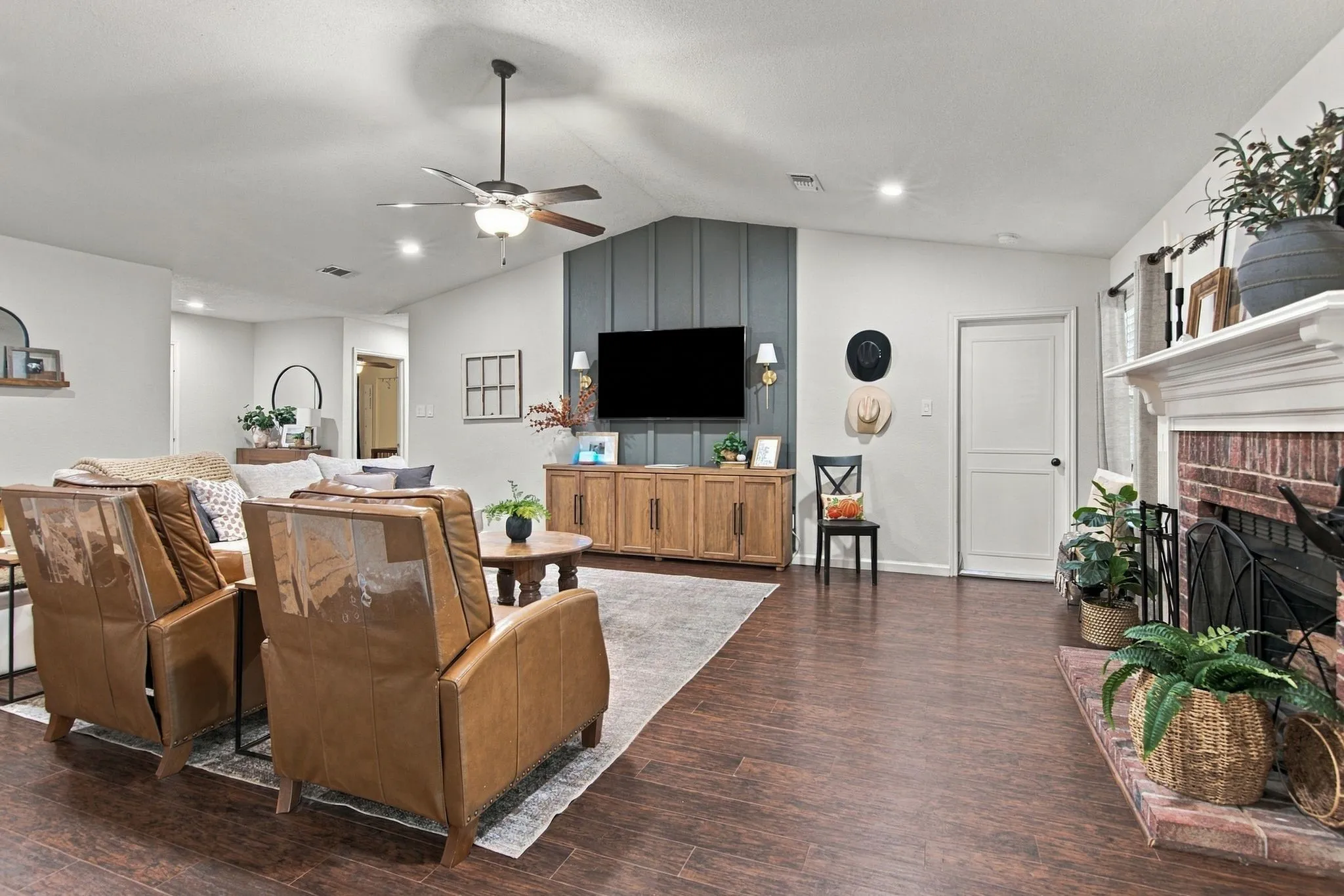 Single Family Residence For Sale in Tarrant County , 6832 Lyndale Drive, Watauga, Texas 76148, 3 Bedroom, 2 Bathroom, 2 Garage spaces, 1,807 Sqft, built in 1988, mls#21397541, Real Estate Agent in Watauga, Homes For Sale in Tarrant county, Homes For Sale in Watauga, Realtor in Watauga Texas, Real Estate Brokerage Independent Realty Texas, Luminita Cordes Realtor