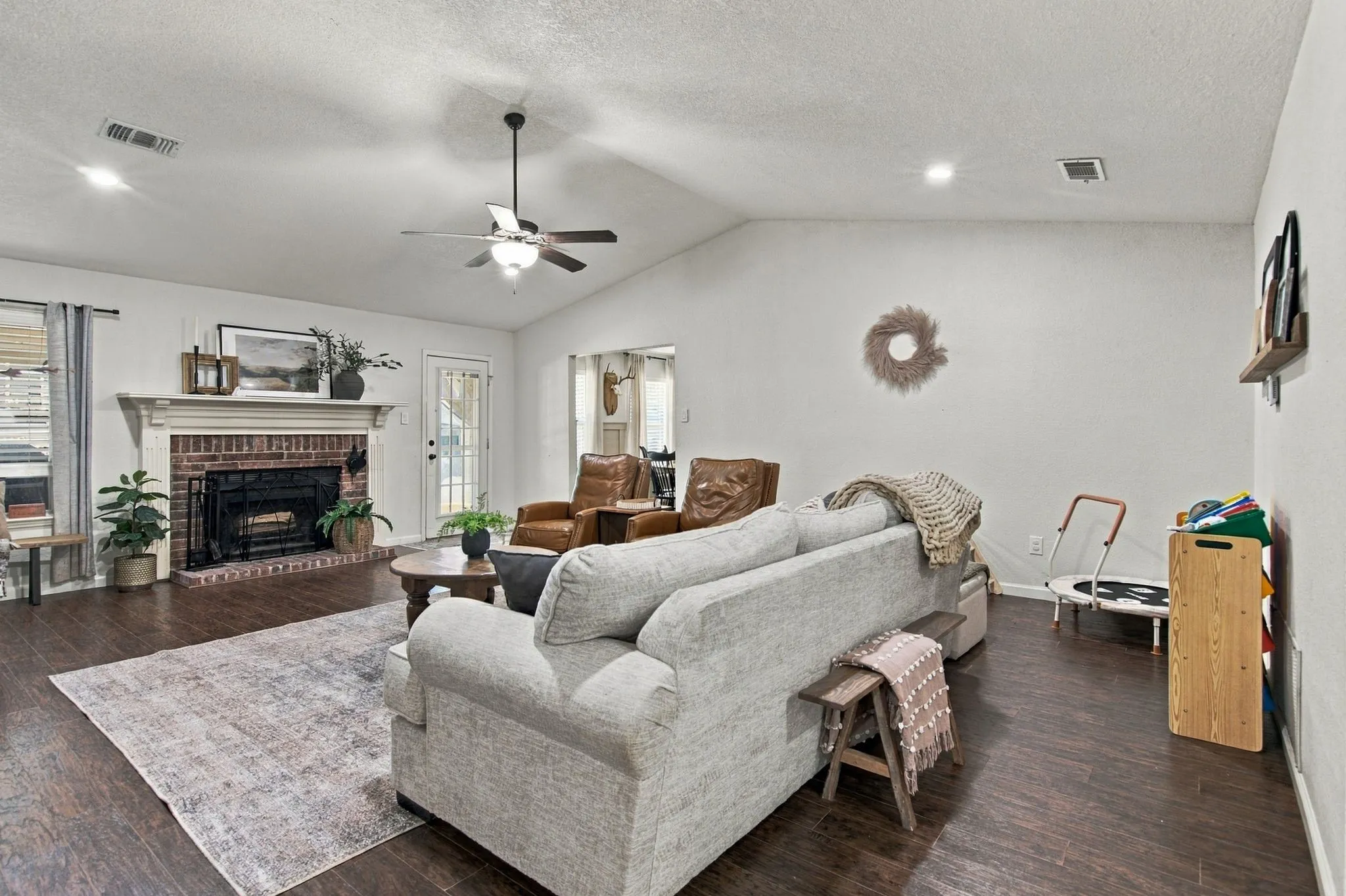 Single Family Residence For Sale in Tarrant County , 6832 Lyndale Drive, Watauga, Texas 76148, 3 Bedroom, 2 Bathroom, 2 Garage spaces, 1,807 Sqft, built in 1988, mls#21397541, Real Estate Agent in Watauga, Homes For Sale in Tarrant county, Homes For Sale in Watauga, Realtor in Watauga Texas, Real Estate Brokerage Independent Realty Texas, Luminita Cordes Realtor