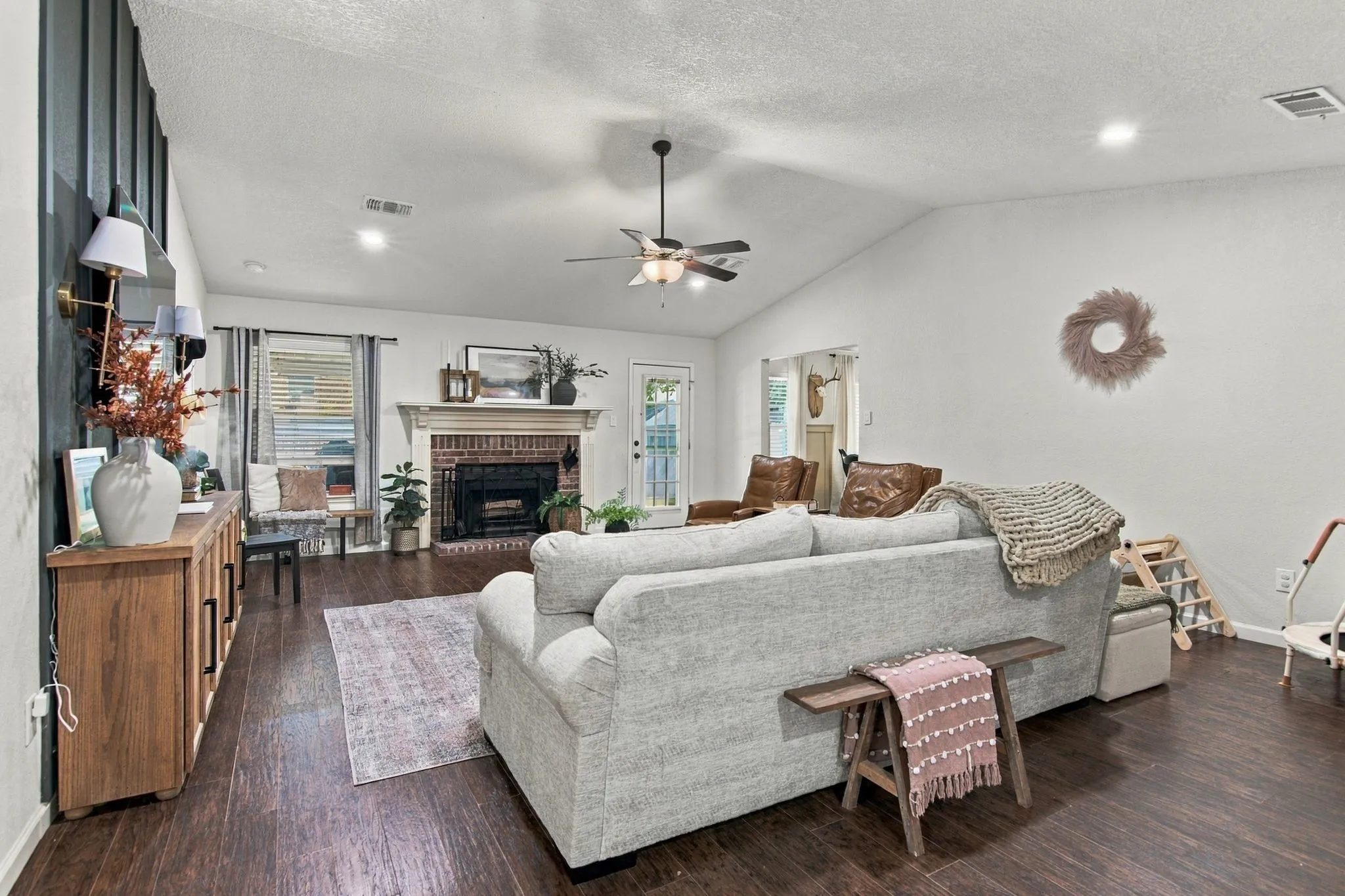 Single Family Residence For Sale in Tarrant County , 6832 Lyndale Drive, Watauga, Texas 76148, 3 Bedroom, 2 Bathroom, 2 Garage spaces, 1,807 Sqft, built in 1988, mls#21397541, Real Estate Agent in Watauga, Homes For Sale in Tarrant county, Homes For Sale in Watauga, Realtor in Watauga Texas, Real Estate Brokerage Independent Realty Texas, Luminita Cordes Realtor