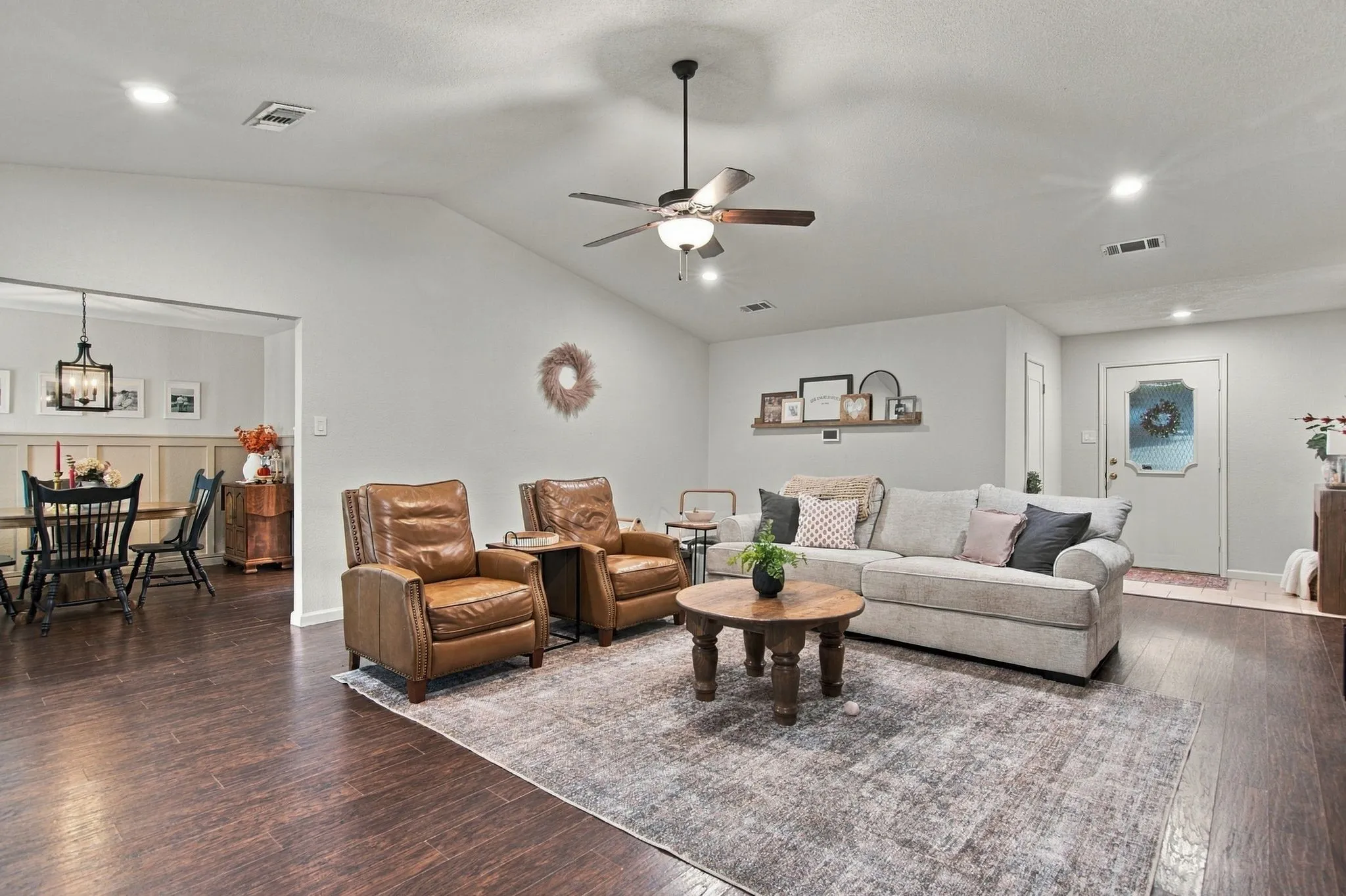 Single Family Residence For Sale in Tarrant County , 6832 Lyndale Drive, Watauga, Texas 76148, 3 Bedroom, 2 Bathroom, 2 Garage spaces, 1,807 Sqft, built in 1988, mls#21397541, Real Estate Agent in Watauga, Homes For Sale in Tarrant county, Homes For Sale in Watauga, Realtor in Watauga Texas, Real Estate Brokerage Independent Realty Texas, Luminita Cordes Realtor