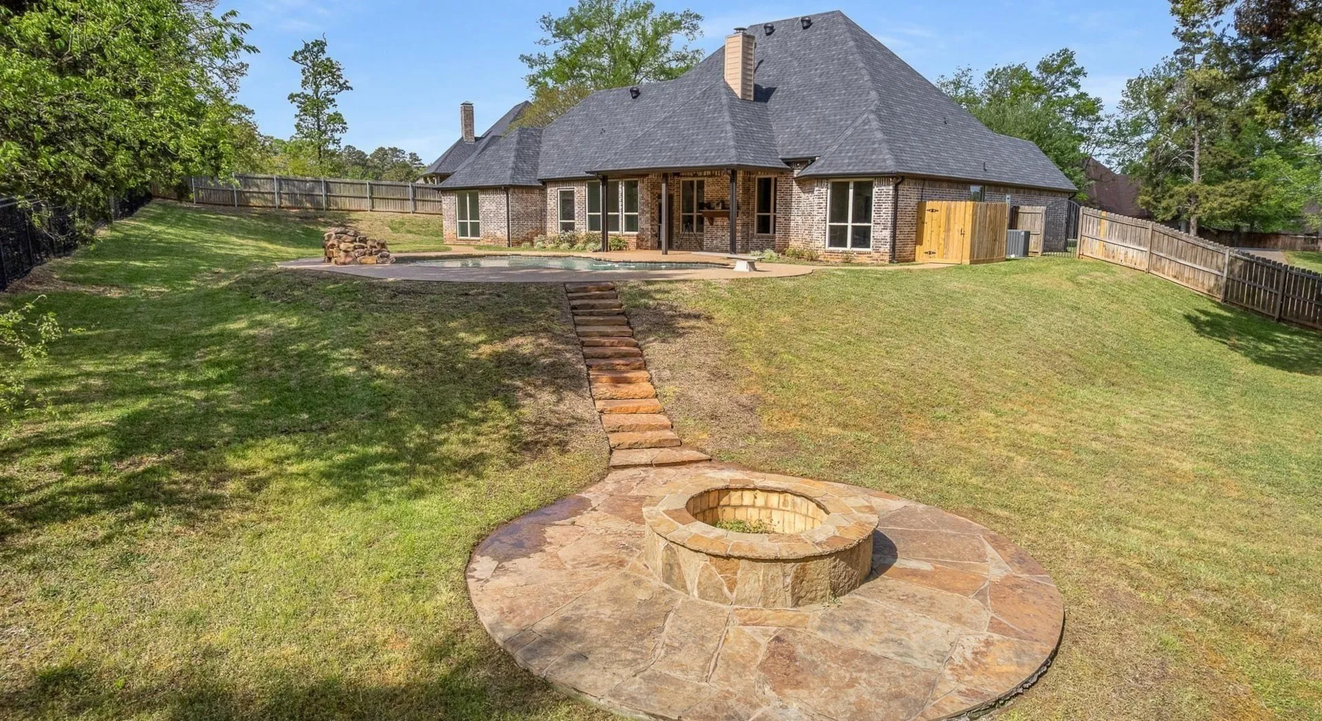 Single Family Residence For Sale in Smith County , 333 Hines Crossing, Bullard, Texas 75757, 4 Bedroom, 4 Bathroom, 3 Garage spaces, 2,827 Sqft, built in 2007, mls#21392074, Real Estate Agent in Bullard, Homes For Sale in Smith county, Homes For Sale in Bullard, Realtor in Bullard Texas, Real Estate Brokerage Independent Realty Texas, Luminita Cordes Realtor