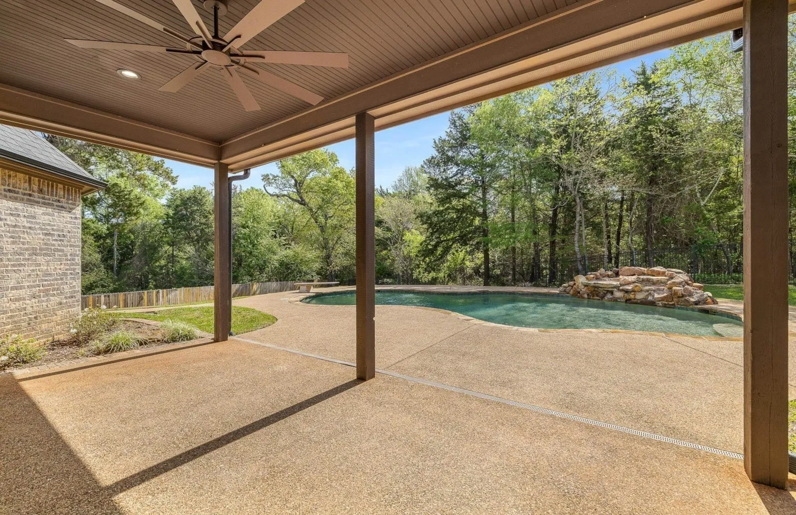 Single Family Residence For Sale in Smith County , 333 Hines Crossing, Bullard, Texas 75757, 4 Bedroom, 4 Bathroom, 3 Garage spaces, 2,827 Sqft, built in 2007, mls#21392074, Real Estate Agent in Bullard, Homes For Sale in Smith county, Homes For Sale in Bullard, Realtor in Bullard Texas, Real Estate Brokerage Independent Realty Texas, Luminita Cordes Realtor