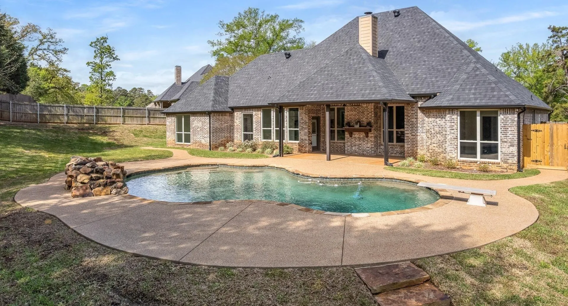 Single Family Residence For Sale in Smith County , 333 Hines Crossing, Bullard, Texas 75757, 4 Bedroom, 4 Bathroom, 3 Garage spaces, 2,827 Sqft, built in 2007, mls#21392074, Real Estate Agent in Bullard, Homes For Sale in Smith county, Homes For Sale in Bullard, Realtor in Bullard Texas, Real Estate Brokerage Independent Realty Texas, Luminita Cordes Realtor