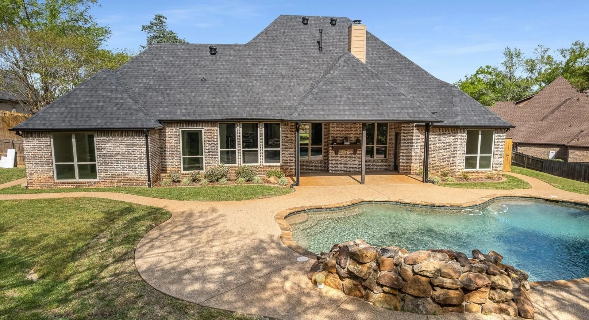 Single Family Residence For Sale in Smith County , 333 Hines Crossing, Bullard, Texas 75757, 4 Bedroom, 4 Bathroom, 3 Garage spaces, 2,827 Sqft, built in 2007, mls#21392074, Real Estate Agent in Bullard, Homes For Sale in Smith county, Homes For Sale in Bullard, Realtor in Bullard Texas, Real Estate Brokerage Independent Realty Texas, Luminita Cordes Realtor