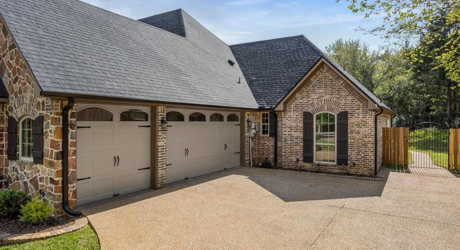 Single Family Residence For Sale in Smith County , 333 Hines Crossing, Bullard, Texas 75757, 4 Bedroom, 4 Bathroom, 3 Garage spaces, 2,827 Sqft, built in 2007, mls#21392074, Real Estate Agent in Bullard, Homes For Sale in Smith county, Homes For Sale in Bullard, Realtor in Bullard Texas, Real Estate Brokerage Independent Realty Texas, Luminita Cordes Realtor