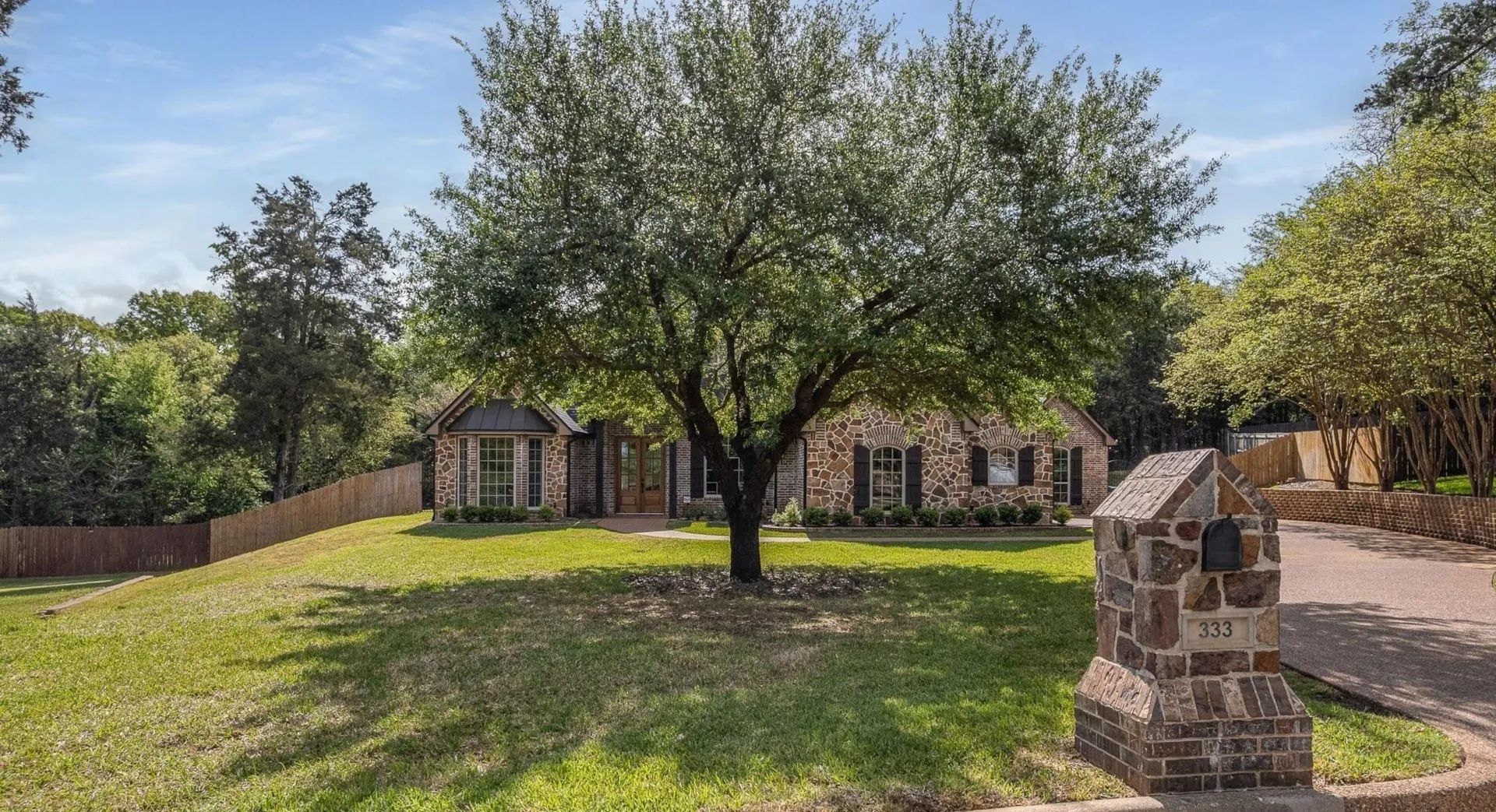Single Family Residence For Sale in Smith County , 333 Hines Crossing, Bullard, Texas 75757, 4 Bedroom, 4 Bathroom, 3 Garage spaces, 2,827 Sqft, built in 2007, mls#21392074, Real Estate Agent in Bullard, Homes For Sale in Smith county, Homes For Sale in Bullard, Realtor in Bullard Texas, Real Estate Brokerage Independent Realty Texas, Luminita Cordes Realtor