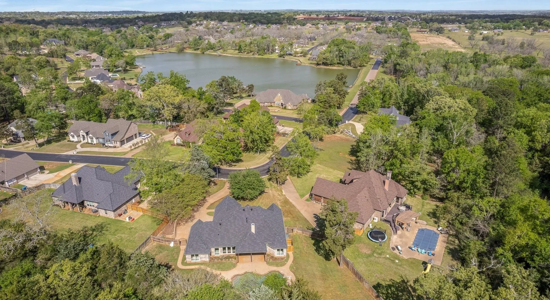 Single Family Residence For Sale in Smith County , 333 Hines Crossing, Bullard, Texas 75757, 4 Bedroom, 4 Bathroom, 3 Garage spaces, 2,827 Sqft, built in 2007, mls#21392074, Real Estate Agent in Bullard, Homes For Sale in Smith county, Homes For Sale in Bullard, Realtor in Bullard Texas, Real Estate Brokerage Independent Realty Texas, Luminita Cordes Realtor