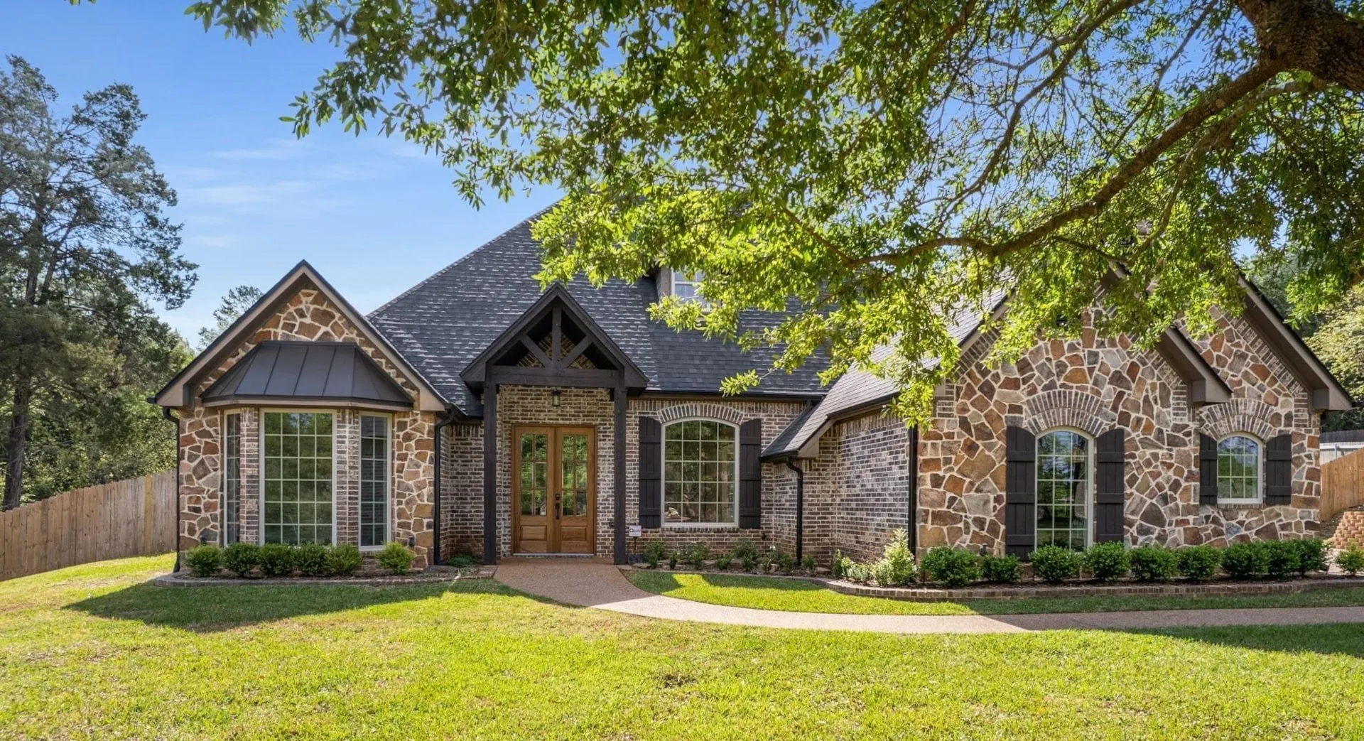 Single Family Residence For Sale in Smith County , 333 Hines Crossing, Bullard, Texas 75757, 4 Bedroom, 4 Bathroom, 3 Garage spaces, 2,827 Sqft, built in 2007, mls#21392074, Real Estate Agent in Bullard, Homes For Sale in Smith county, Homes For Sale in Bullard, Realtor in Bullard Texas, Real Estate Brokerage Independent Realty Texas, Luminita Cordes Realtor