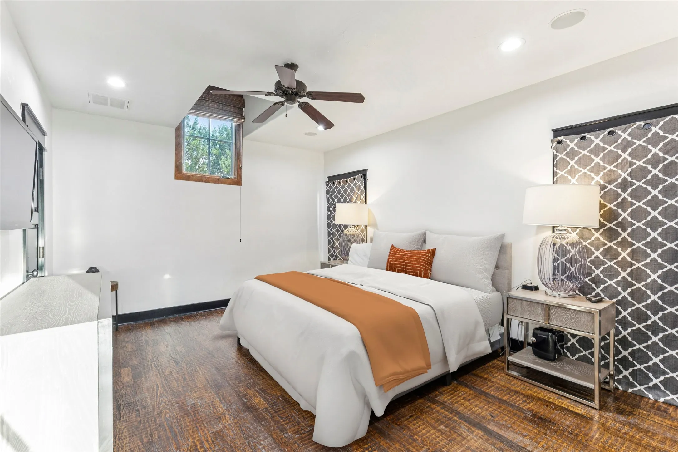 Single Family Residence For Sale in Palo Pinto County , 1091 Hill Country Court, Graford, Texas 76449, 8 Bedroom, 10 Bathroom, 8 Garage spaces, 10,824 Sqft, built in 1997, mls#21396480, Real Estate Agent in Graford, Homes For Sale in Palo Pinto county, Homes For Sale in Graford, Realtor in Graford Texas, Real Estate Brokerage Independent Realty Texas, Luminita Cordes Realtor