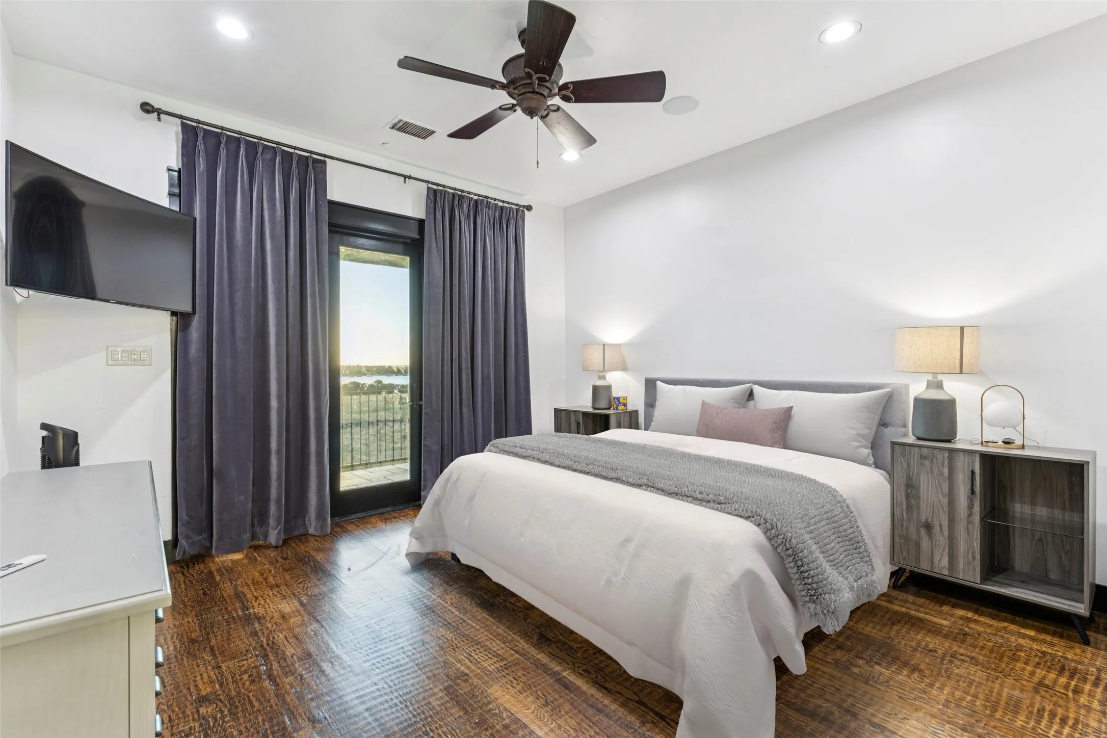 Single Family Residence For Sale in Palo Pinto County , 1091 Hill Country Court, Graford, Texas 76449, 8 Bedroom, 10 Bathroom, 8 Garage spaces, 10,824 Sqft, built in 1997, mls#21396480, Real Estate Agent in Graford, Homes For Sale in Palo Pinto county, Homes For Sale in Graford, Realtor in Graford Texas, Real Estate Brokerage Independent Realty Texas, Luminita Cordes Realtor