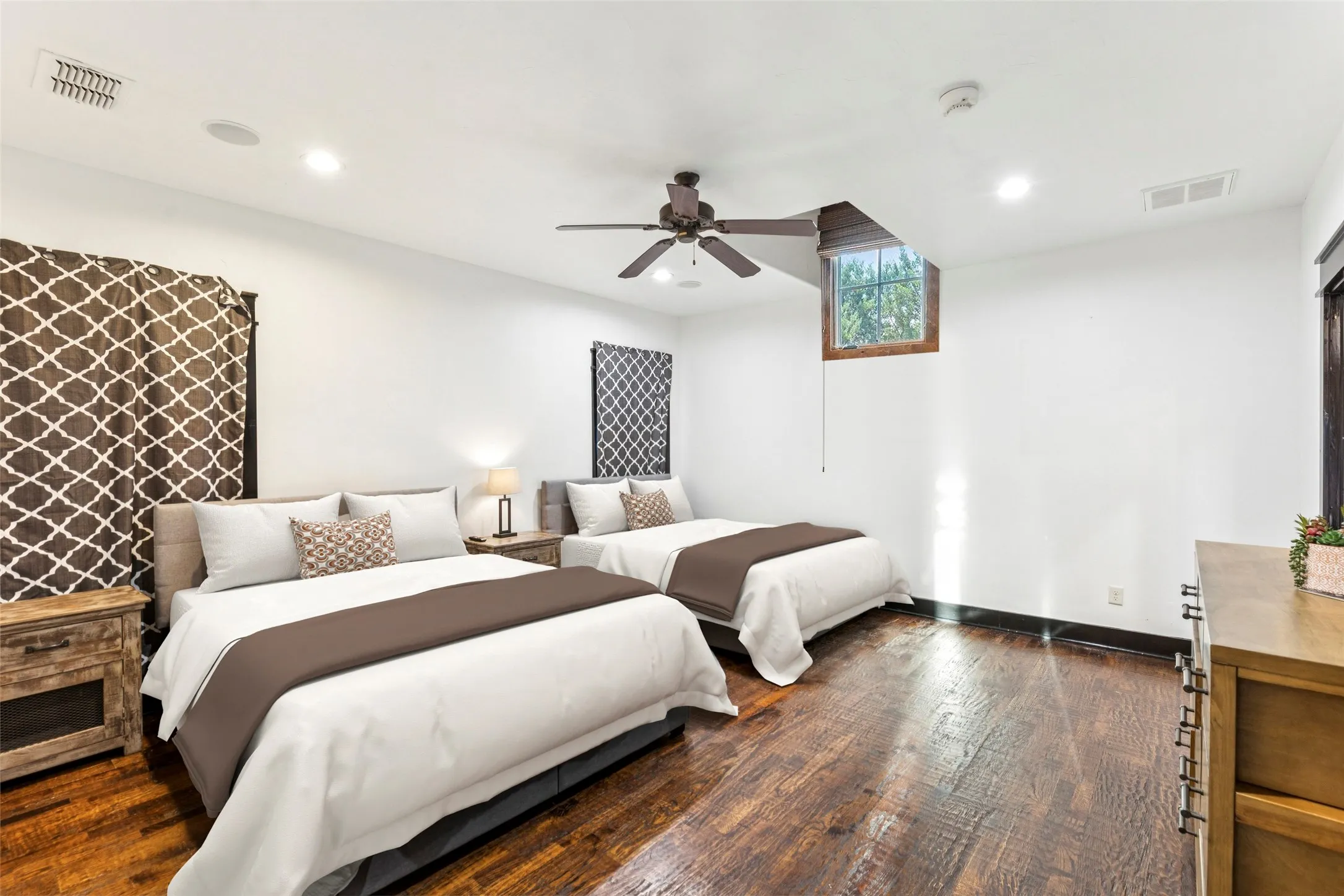 Single Family Residence For Sale in Palo Pinto County , 1091 Hill Country Court, Graford, Texas 76449, 8 Bedroom, 10 Bathroom, 8 Garage spaces, 10,824 Sqft, built in 1997, mls#21396480, Real Estate Agent in Graford, Homes For Sale in Palo Pinto county, Homes For Sale in Graford, Realtor in Graford Texas, Real Estate Brokerage Independent Realty Texas, Luminita Cordes Realtor