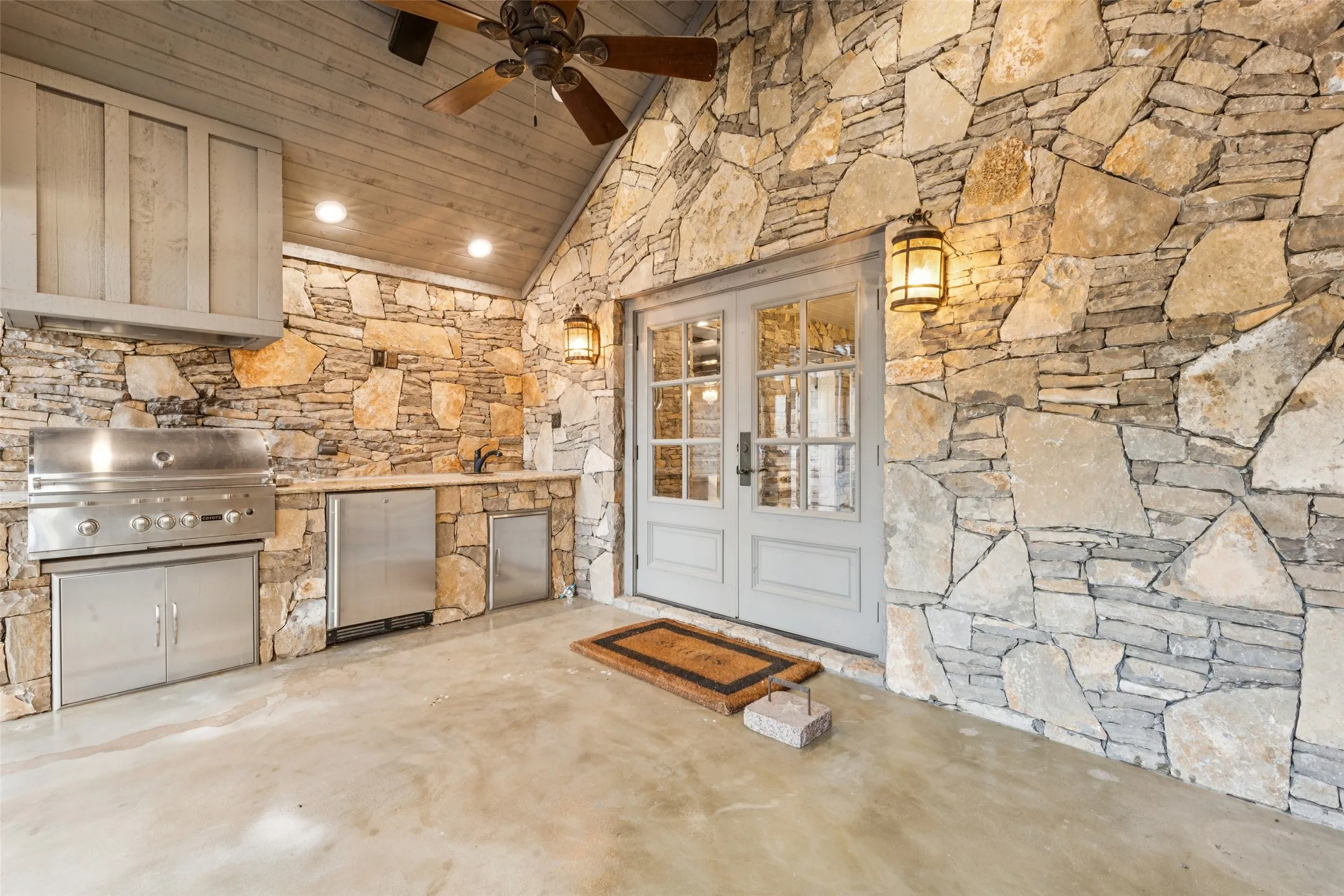 Single Family Residence For Sale in Palo Pinto County , 1091 Hill Country Court, Graford, Texas 76449, 8 Bedroom, 10 Bathroom, 8 Garage spaces, 10,824 Sqft, built in 1997, mls#21396480, Real Estate Agent in Graford, Homes For Sale in Palo Pinto county, Homes For Sale in Graford, Realtor in Graford Texas, Real Estate Brokerage Independent Realty Texas, Luminita Cordes Realtor